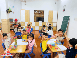 BÉ CẮT DÁN HOA TẶNG MẸ YÊU NHÂN NGÀY 20/10 - Trường Mầm Non STEAM KIDS