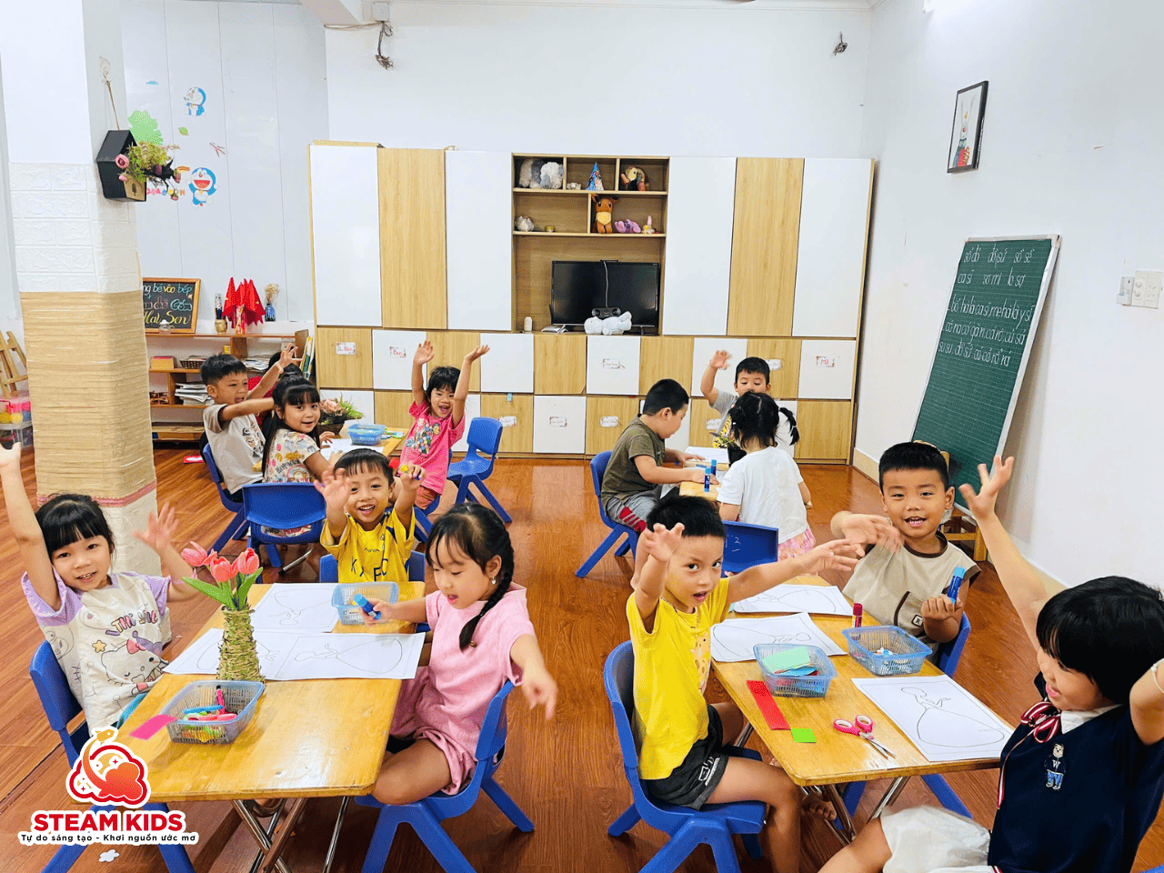 BÉ CẮT DÁN HOA TẶNG MẸ YÊU NHÂN NGÀY 20/10 - Trường Mầm Non STEAM KIDS