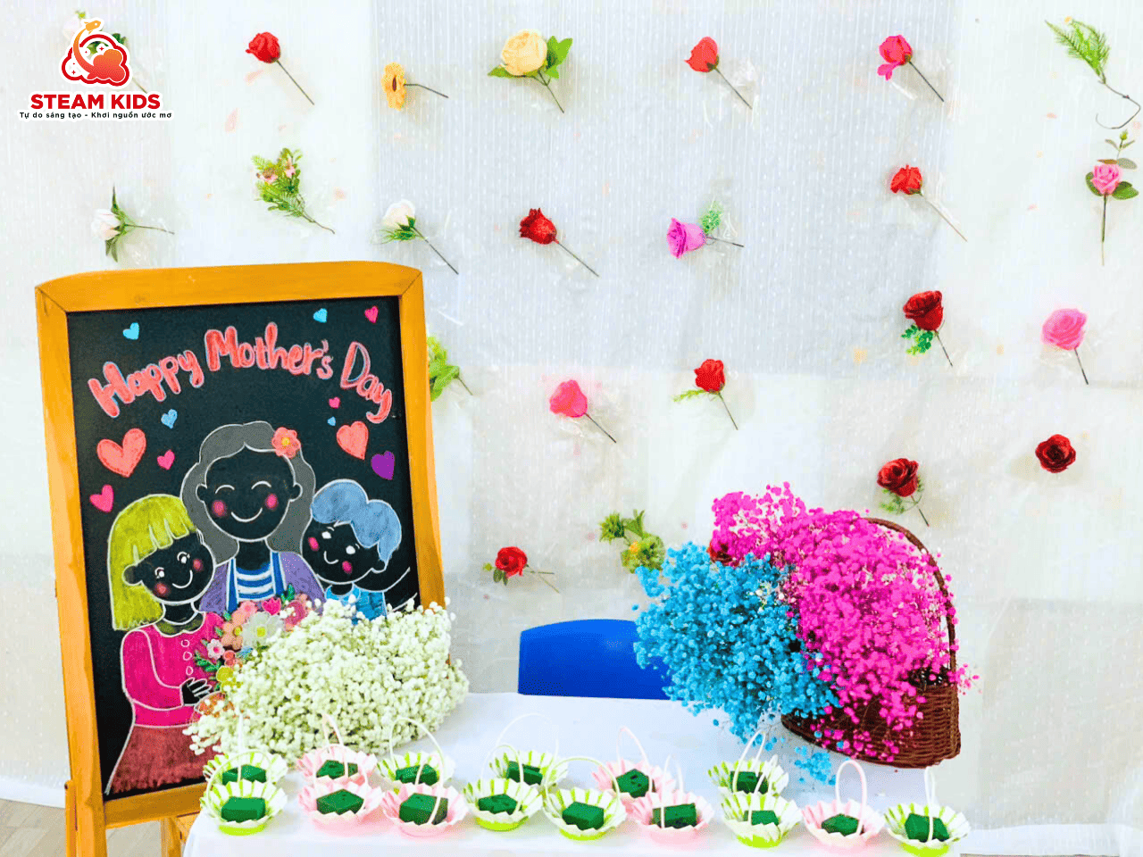 CẮM HOA TẶNG MẸ – GỬI NGÀN YÊU THƯƠNG TỪ CÁC BẠN NHỎ LỚP STEAM 5 - Trường Mầm Non STEAM KIDS