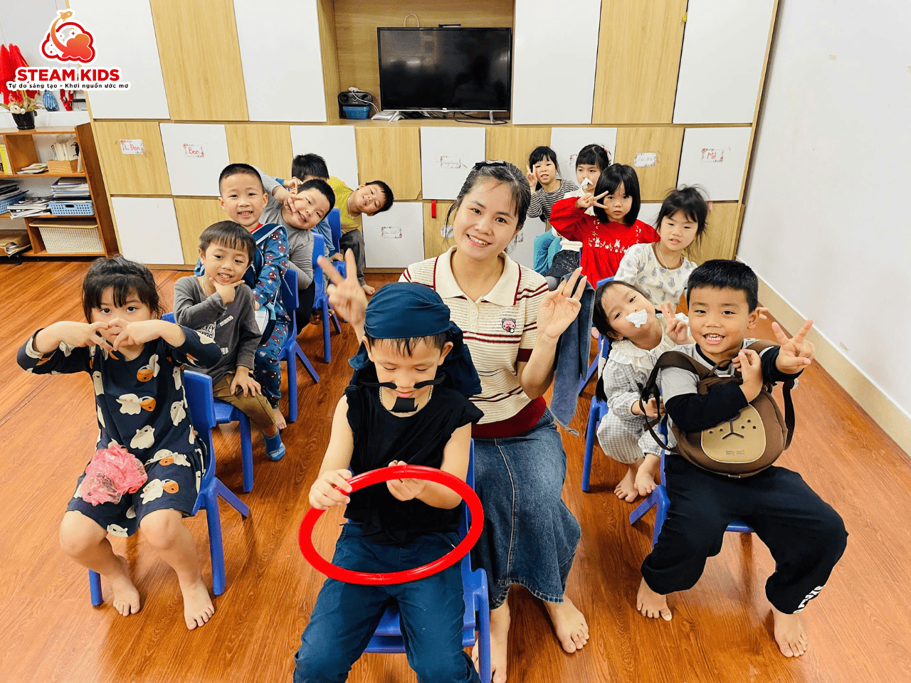 LÁI XE CÙNG CÔ VÀ TRÒ LỚP STEAM 1 LÁI XE CÙNG CÔ VÀ TRÒ LỚP STEAM 1 - Trường Mầm Non STEAM KIDS