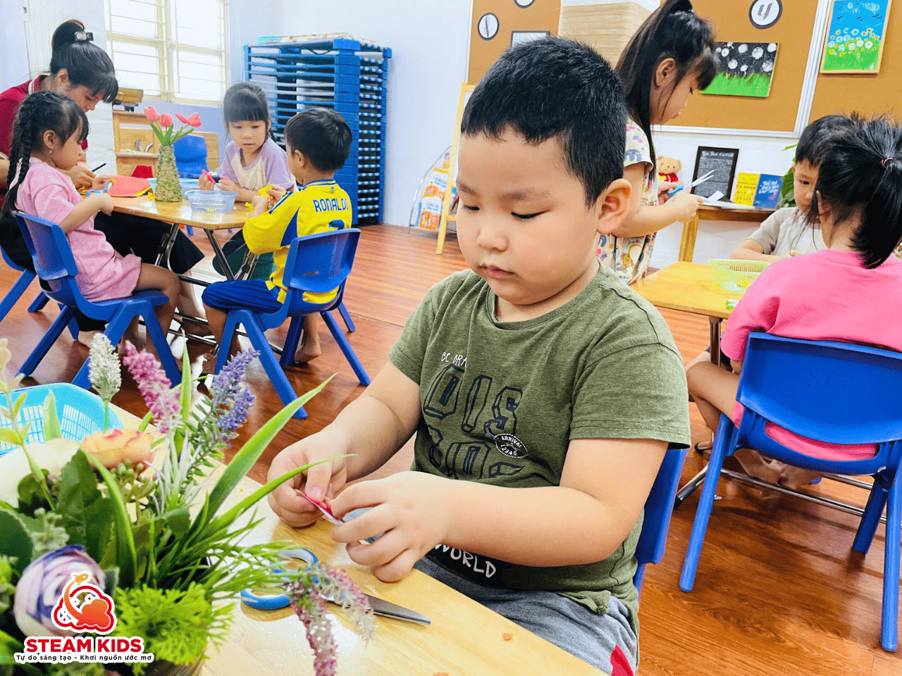 BÉ CẮT DÁN HOA TẶNG MẸ YÊU NHÂN NGÀY 20/10 BÉ CẮT DÁN HOA TẶNG MẸ YÊU NHÂN NGÀY 20/10 - Trường Mầm Non STEAM KIDS