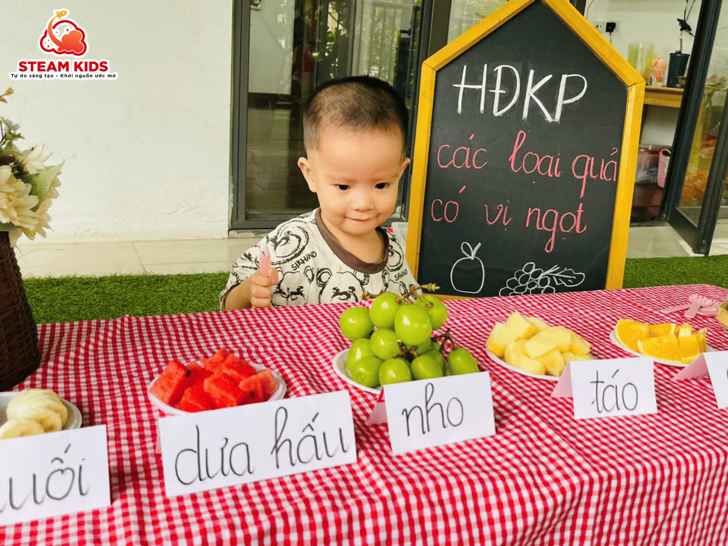 KHÁM PHÁ HƯƠNG VỊ NGỌT NGÀO TỪ TRÁI CÂY TƯƠI MÁT KHÁM PHÁ HƯƠNG VỊ NGỌT NGÀO TỪ TRÁI CÂY TƯƠI MÁT - Trường Mầm Non STEAM KIDS