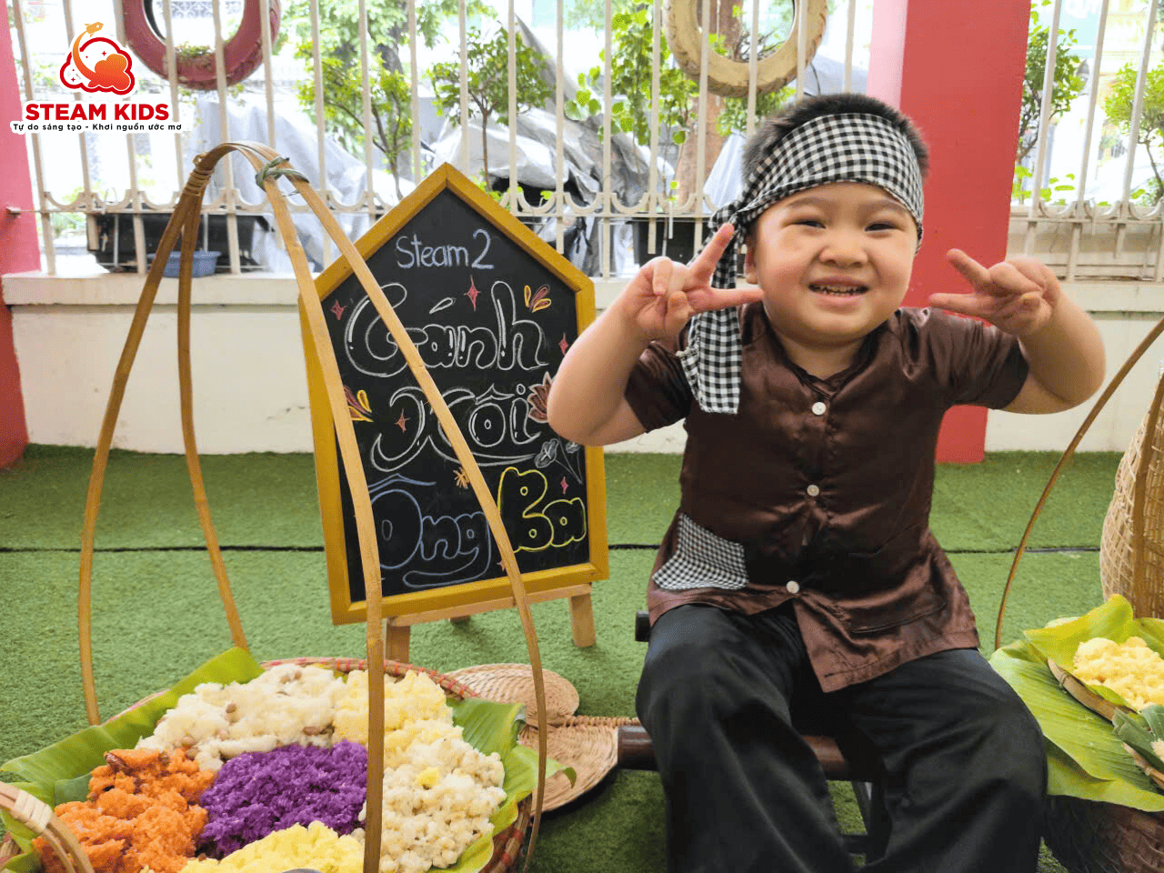 GÁNH XÔI ÔNG BA – HƯƠNG VỊ TUỔI THƠ TRONG TIẾT HỌC TRẢI NGHIỆM CỦA CÁC BÉ STEAM 2 GÁNH XÔI ÔNG BA – HƯƠNG VỊ TUỔI THƠ TRONG TIẾT HỌC TRẢI NGHIỆM CỦA CÁC BÉ STEAM 2 - Trường Mầm Non STEAM KIDS