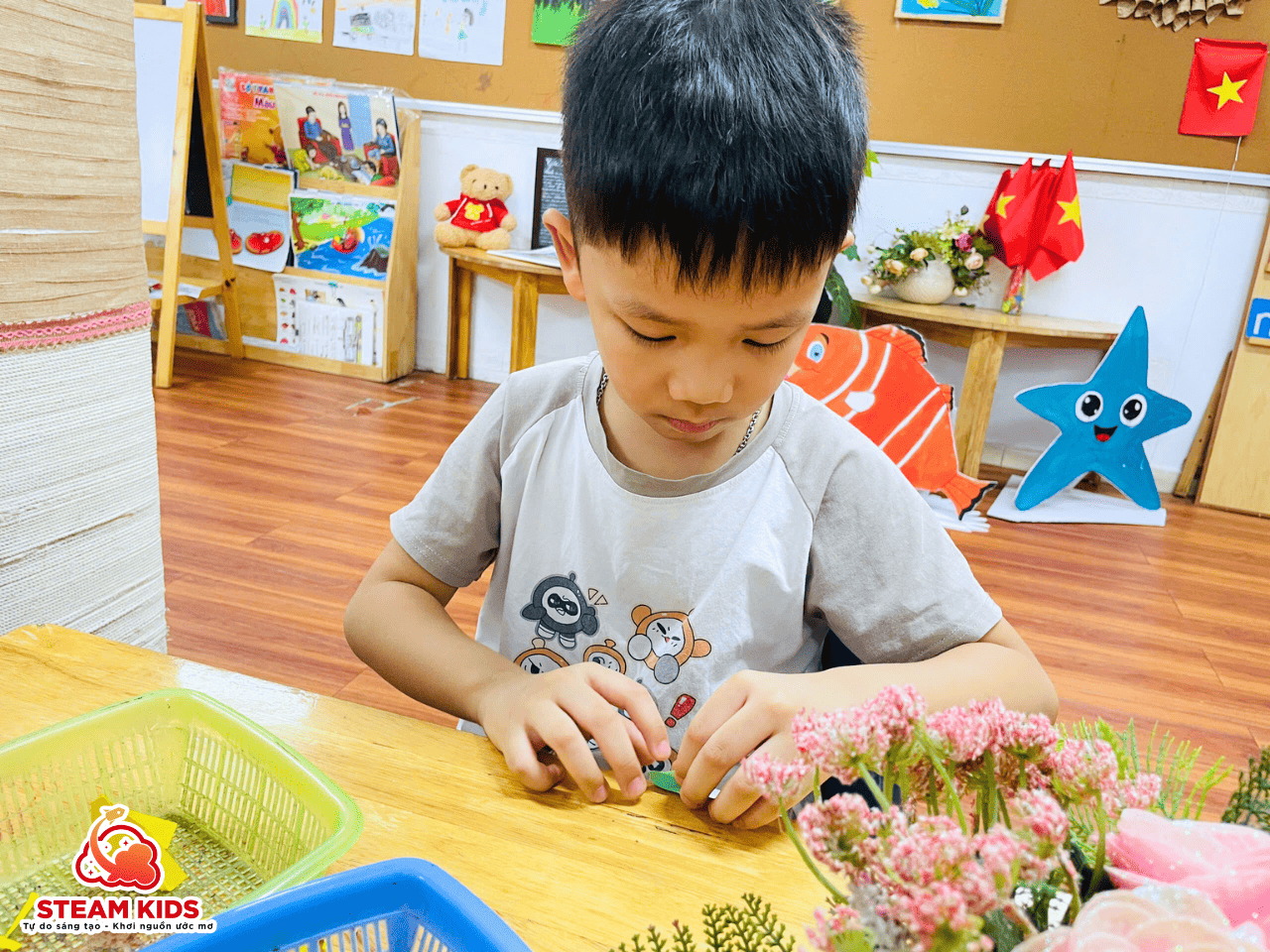 BÉ CẮT DÁN HOA TẶNG MẸ YÊU NHÂN NGÀY 20/10 BÉ CẮT DÁN HOA TẶNG MẸ YÊU NHÂN NGÀY 20/10 - Trường Mầm Non STEAM KIDS