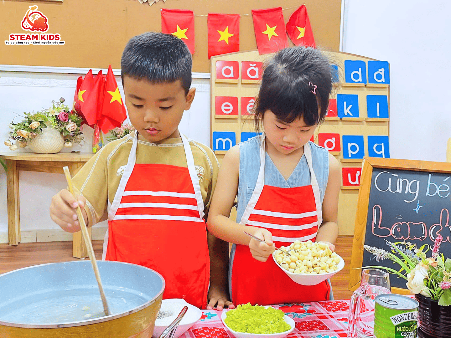 TIẾT ẨM THỰC: BÉ LÀM CHÈ CỐM HẠT SEN TIẾT ẨM THỰC: BÉ LÀM CHÈ CỐM HẠT SEN - Trường Mầm Non STEAM KIDS