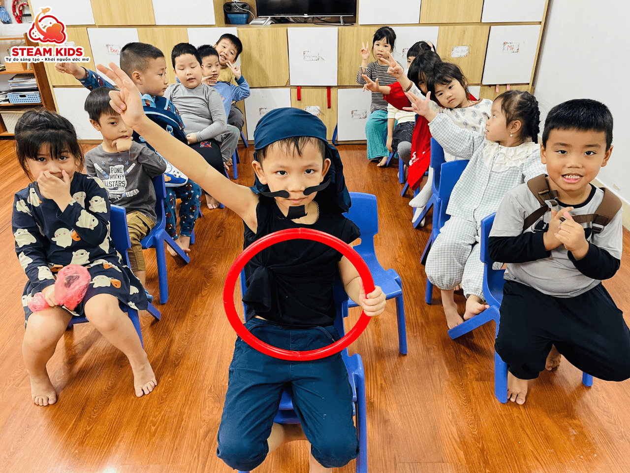 LÁI XE CÙNG CÔ VÀ TRÒ LỚP STEAM 1 LÁI XE CÙNG CÔ VÀ TRÒ LỚP STEAM 1 - Trường Mầm Non STEAM KIDS