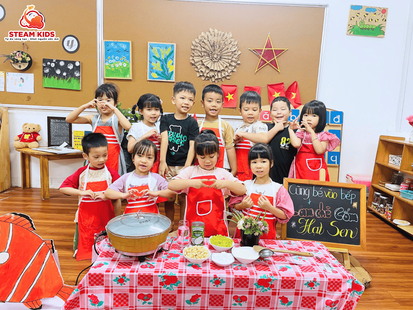 TIẾT ẨM THỰC: BÉ LÀM CHÈ CỐM HẠT SEN TIẾT ẨM THỰC: BÉ LÀM CHÈ CỐM HẠT SEN - Trường Mầm Non STEAM KIDS