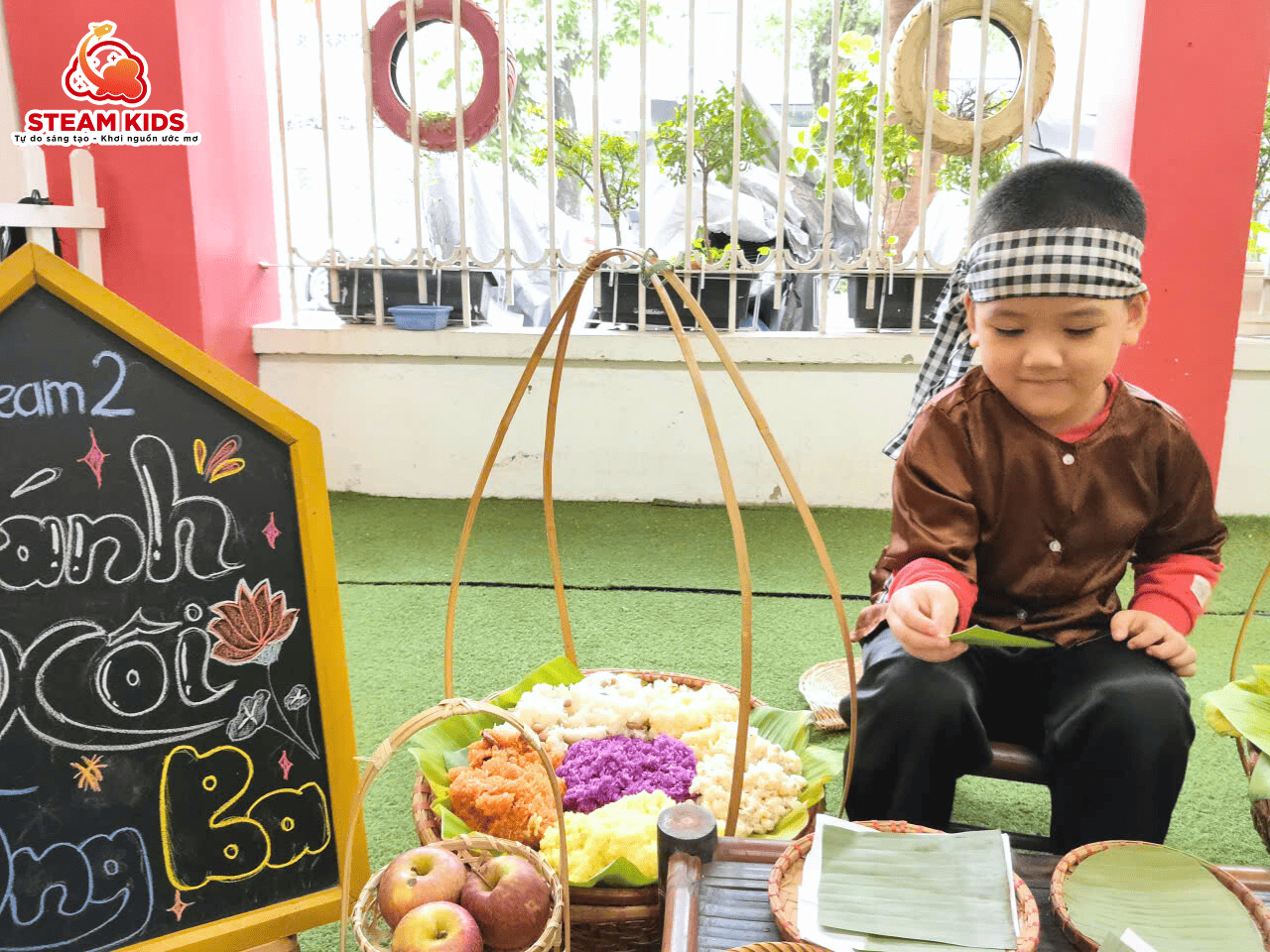 GÁNH XÔI ÔNG BA – HƯƠNG VỊ TUỔI THƠ TRONG TIẾT HỌC TRẢI NGHIỆM CỦA CÁC BÉ STEAM 2 GÁNH XÔI ÔNG BA – HƯƠNG VỊ TUỔI THƠ TRONG TIẾT HỌC TRẢI NGHIỆM CỦA CÁC BÉ STEAM 2 - Trường Mầm Non STEAM KIDS