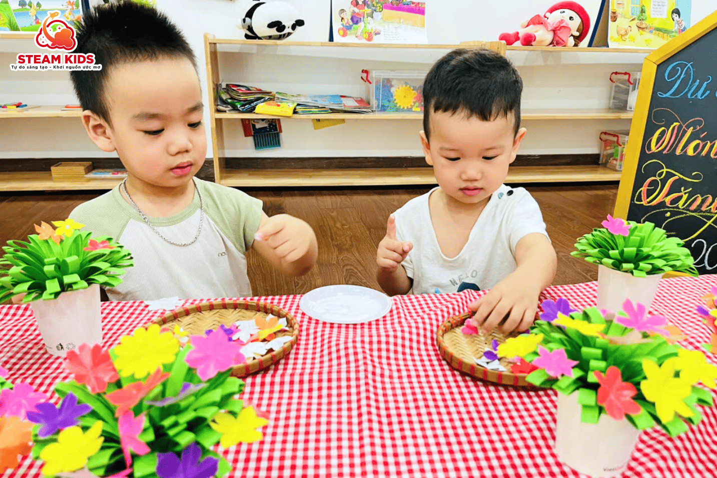 LỚP STEAM 12 – BÉ LÀM CHẬU HOA TẶNG MẸ YÊU LỚP STEAM 12 – BÉ LÀM CHẬU HOA TẶNG MẸ YÊU - Trường Mầm Non STEAM KIDS