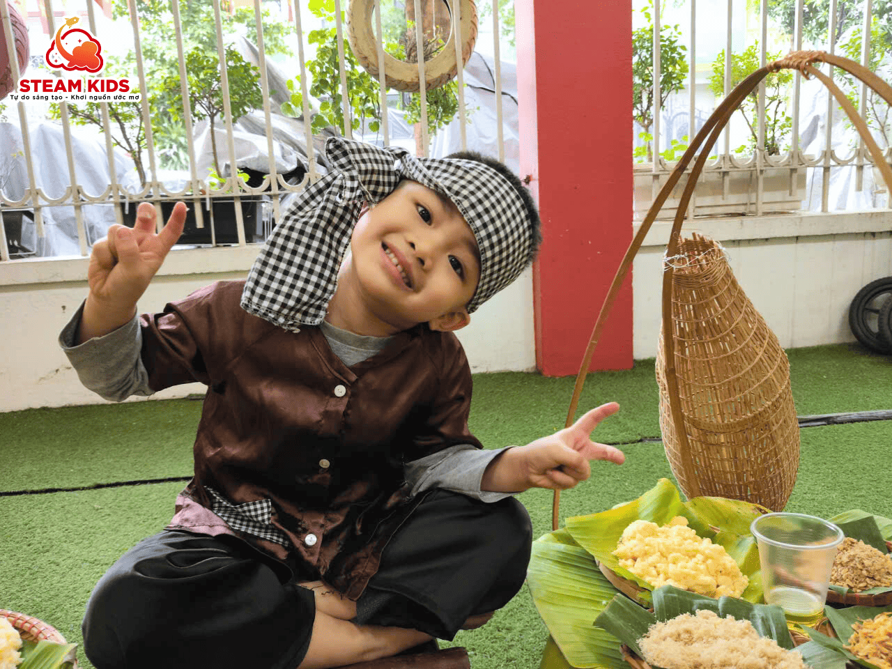 GÁNH XÔI ÔNG BA – HƯƠNG VỊ TUỔI THƠ TRONG TIẾT HỌC TRẢI NGHIỆM CỦA CÁC BÉ STEAM 2 GÁNH XÔI ÔNG BA – HƯƠNG VỊ TUỔI THƠ TRONG TIẾT HỌC TRẢI NGHIỆM CỦA CÁC BÉ STEAM 2 - Trường Mầm Non STEAM KIDS