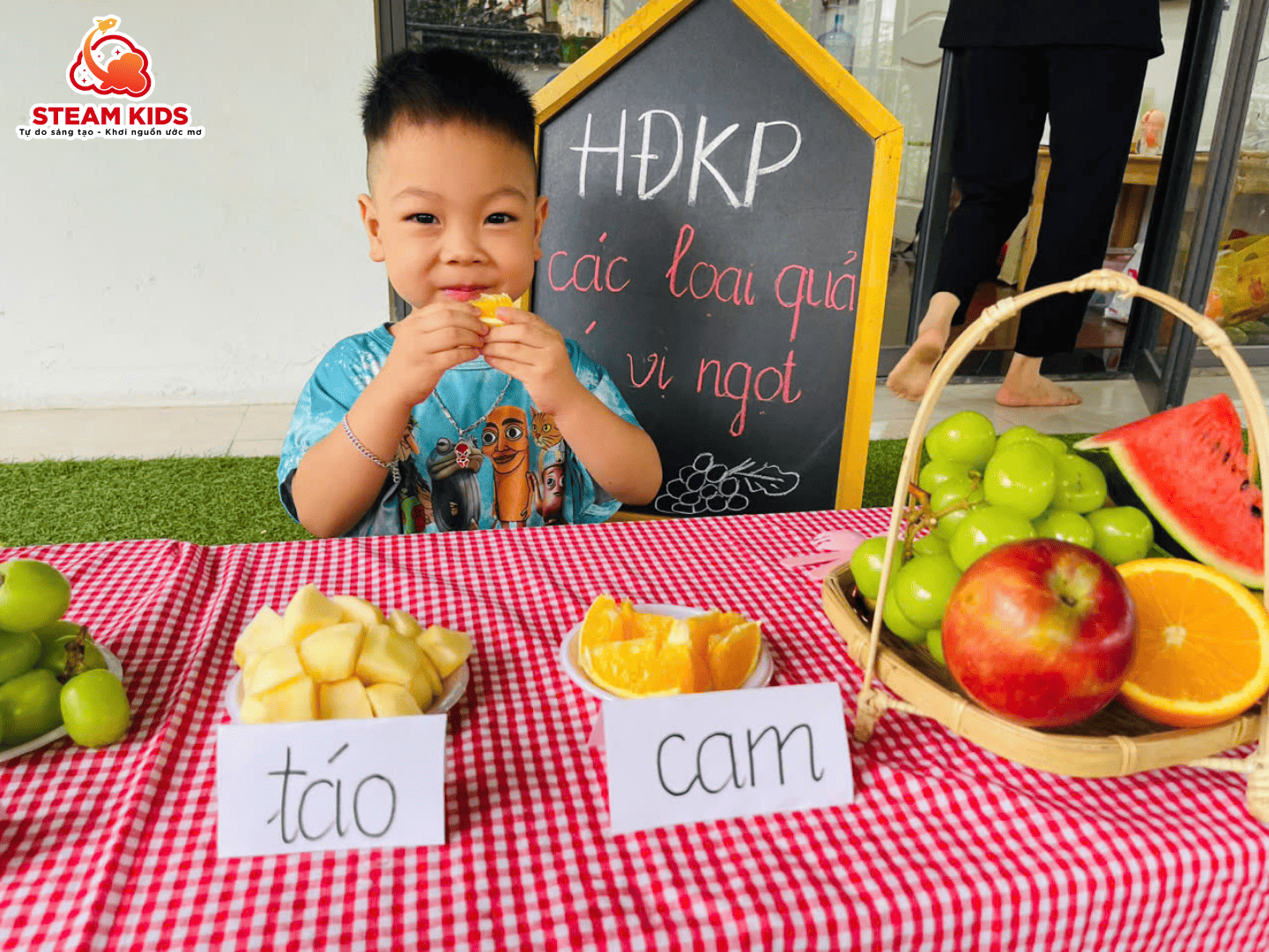 KHÁM PHÁ HƯƠNG VỊ NGỌT NGÀO TỪ TRÁI CÂY TƯƠI MÁT KHÁM PHÁ HƯƠNG VỊ NGỌT NGÀO TỪ TRÁI CÂY TƯƠI MÁT - Trường Mầm Non STEAM KIDS