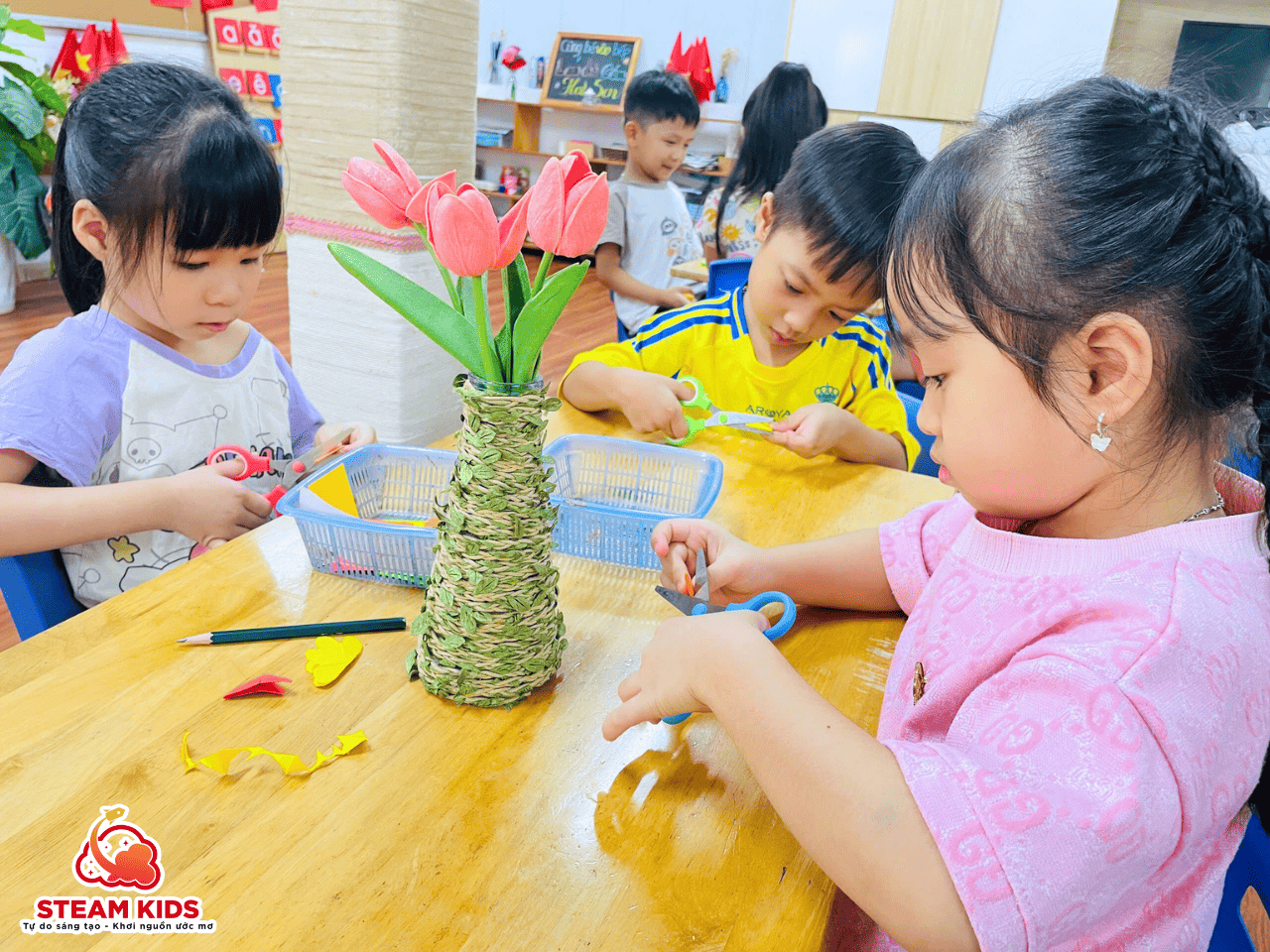LỚP STEAM 12 – BÉ LÀM CHẬU HOA TẶNG MẸ YÊU LỚP STEAM 12 – BÉ LÀM CHẬU HOA TẶNG MẸ YÊU - Trường Mầm Non STEAM KIDS