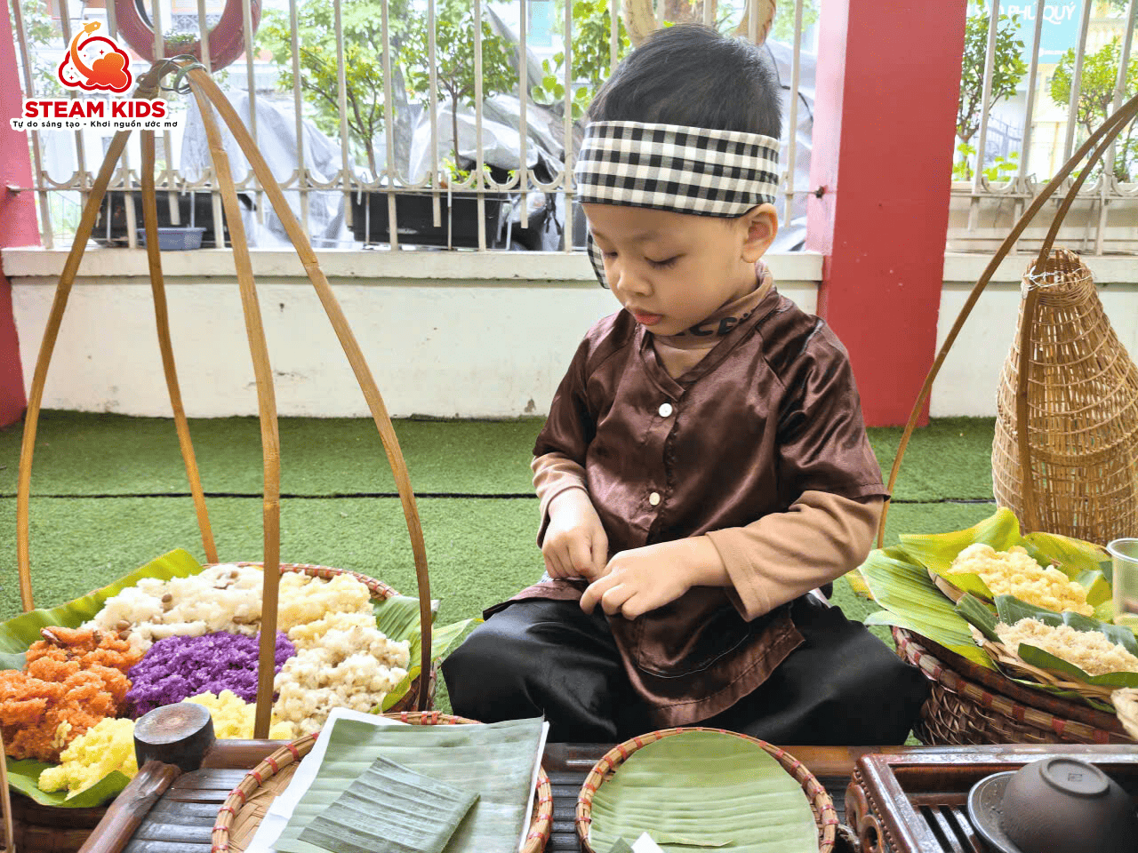 GÁNH XÔI ÔNG BA – HƯƠNG VỊ TUỔI THƠ TRONG TIẾT HỌC TRẢI NGHIỆM CỦA CÁC BÉ STEAM 2 GÁNH XÔI ÔNG BA – HƯƠNG VỊ TUỔI THƠ TRONG TIẾT HỌC TRẢI NGHIỆM CỦA CÁC BÉ STEAM 2 - Trường Mầm Non STEAM KIDS