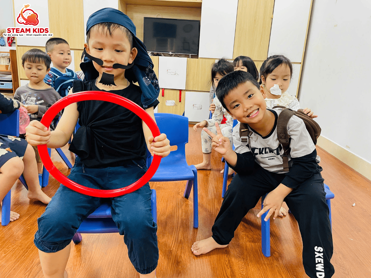 LÁI XE CÙNG CÔ VÀ TRÒ LỚP STEAM 1 LÁI XE CÙNG CÔ VÀ TRÒ LỚP STEAM 1 - Trường Mầm Non STEAM KIDS