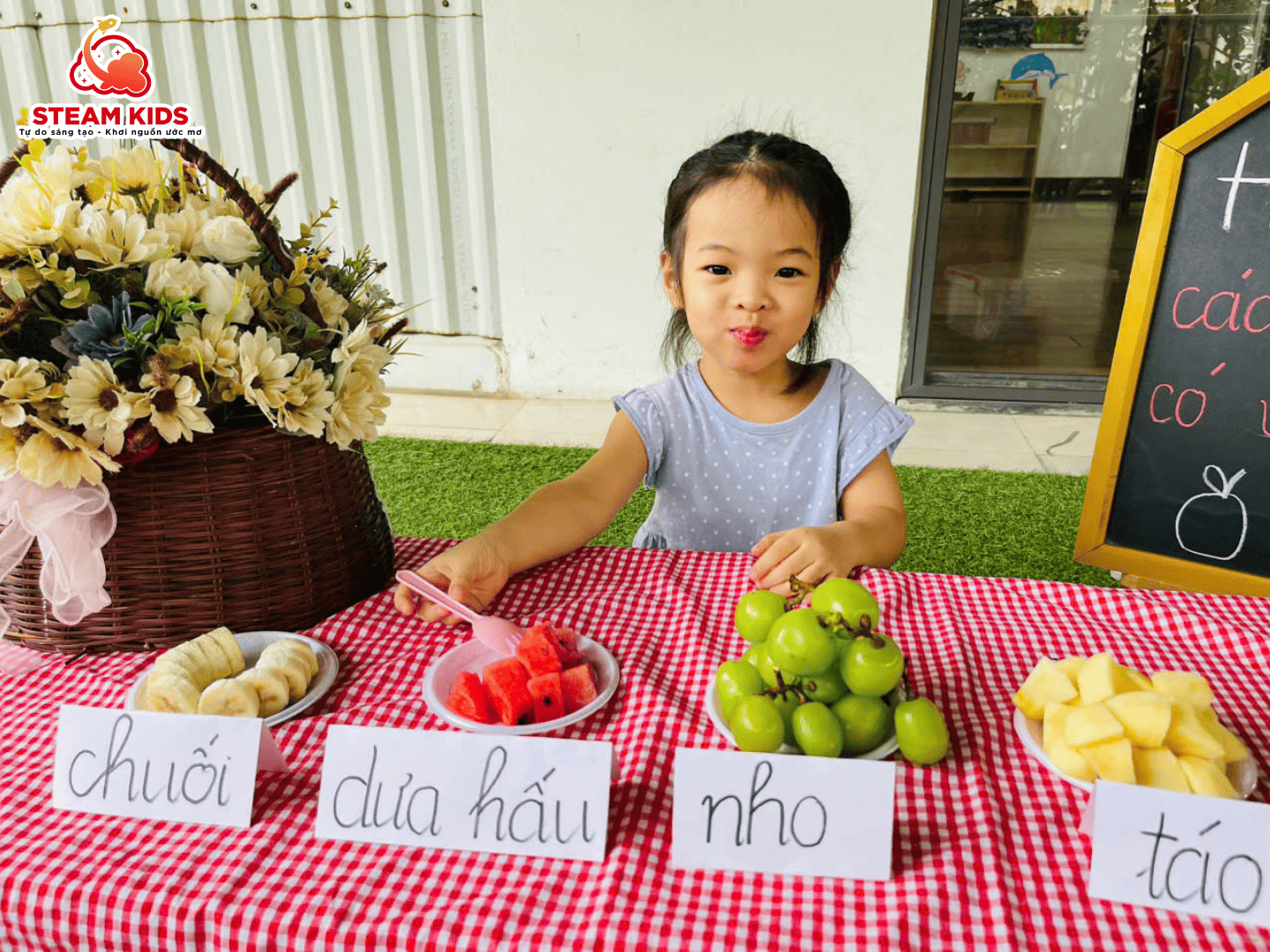 KHÁM PHÁ HƯƠNG VỊ NGỌT NGÀO TỪ TRÁI CÂY TƯƠI MÁT KHÁM PHÁ HƯƠNG VỊ NGỌT NGÀO TỪ TRÁI CÂY TƯƠI MÁT - Trường Mầm Non STEAM KIDS