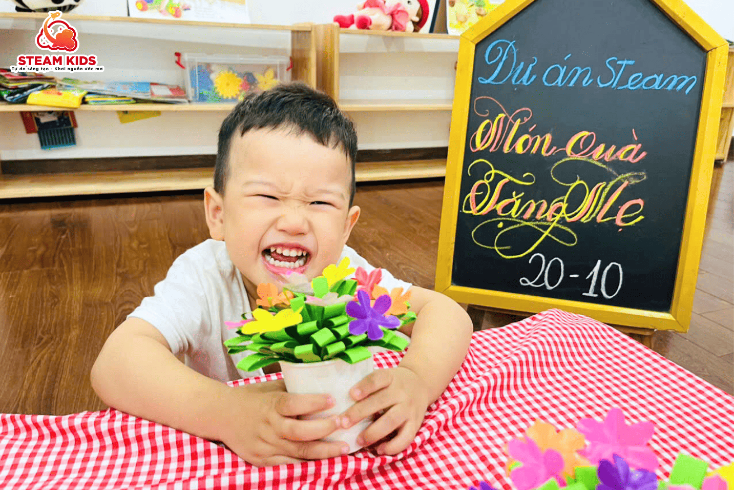 LỚP STEAM 12 – BÉ LÀM CHẬU HOA TẶNG MẸ YÊU - Trường Mầm Non STEAM KIDS