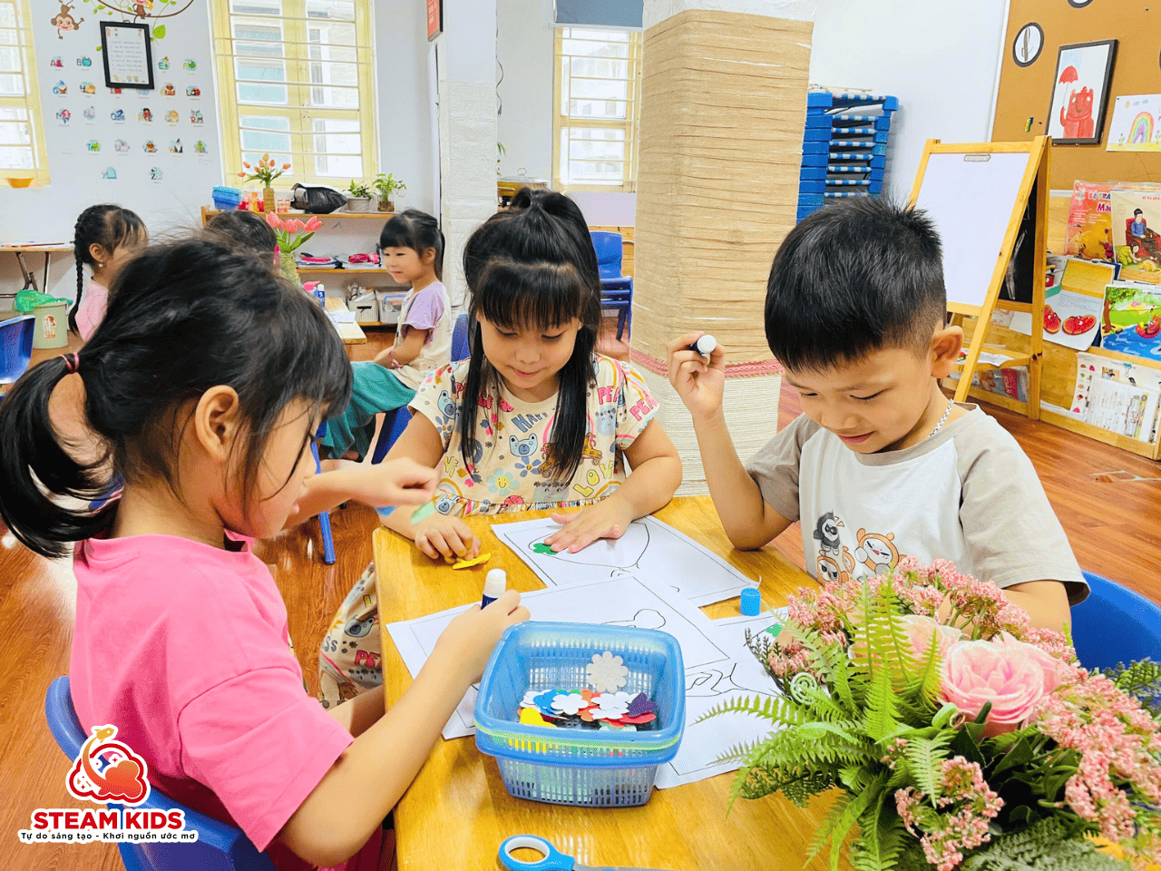 BÉ CẮT DÁN HOA TẶNG MẸ YÊU NHÂN NGÀY 20/10 BÉ CẮT DÁN HOA TẶNG MẸ YÊU NHÂN NGÀY 20/10 - Trường Mầm Non STEAM KIDS