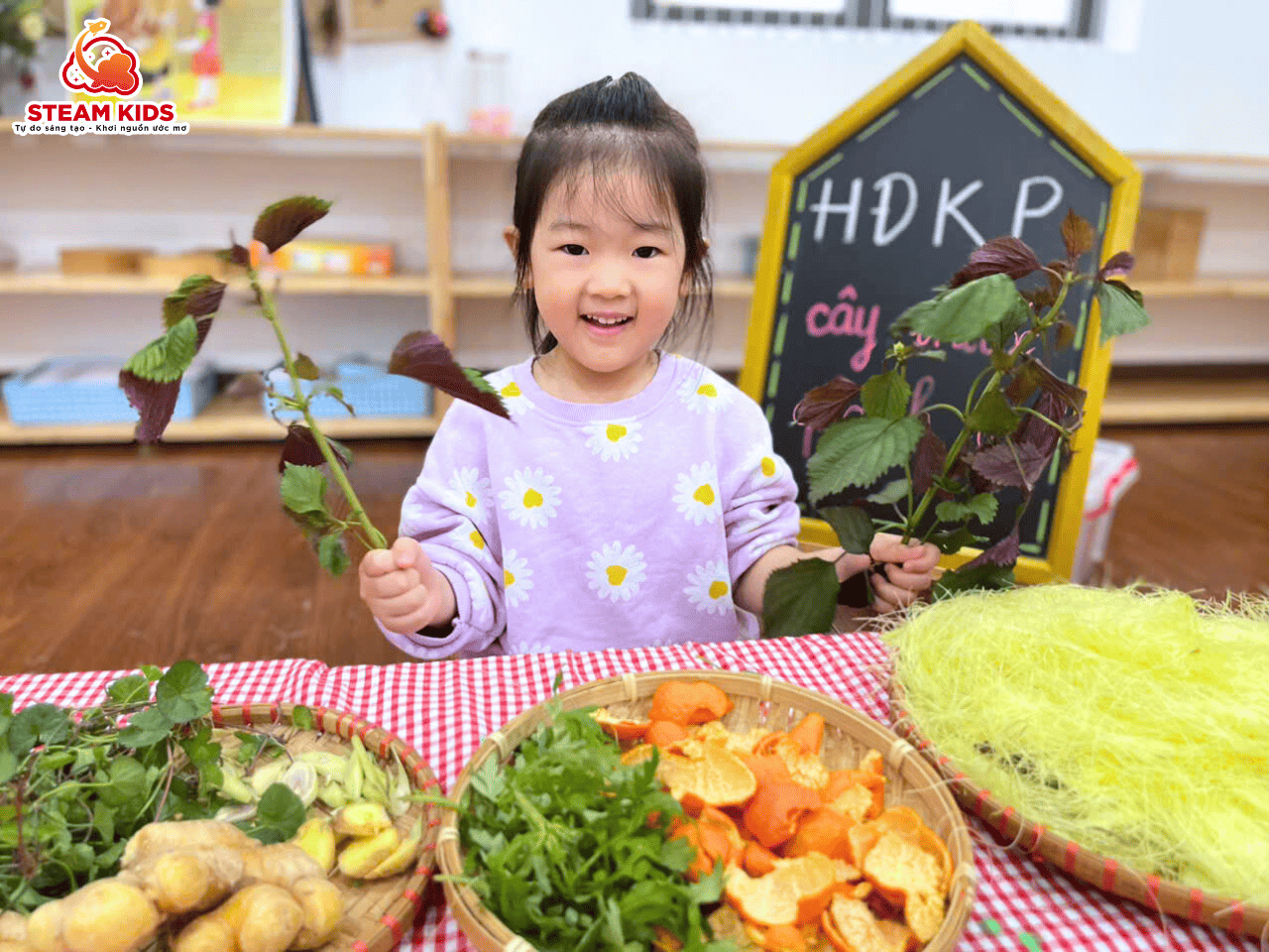 HOẠT ĐỘNG KHÁM PHÁ: “CÂY THUỐC QUANH TA” HOẠT ĐỘNG KHÁM PHÁ: “CÂY THUỐC QUANH TA” - Trường Mầm Non STEAM KIDS