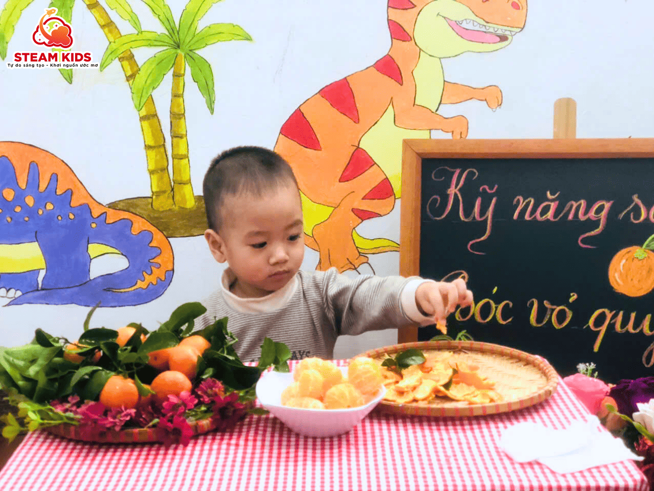 GIỜ HỌC KỸ NĂNG SỐNG – BÉ TẬP BÓC VỎ QUÝT GIỜ HỌC KỸ NĂNG SỐNG – BÉ TẬP BÓC VỎ QUÝT - Trường Mầm Non STEAM KIDS