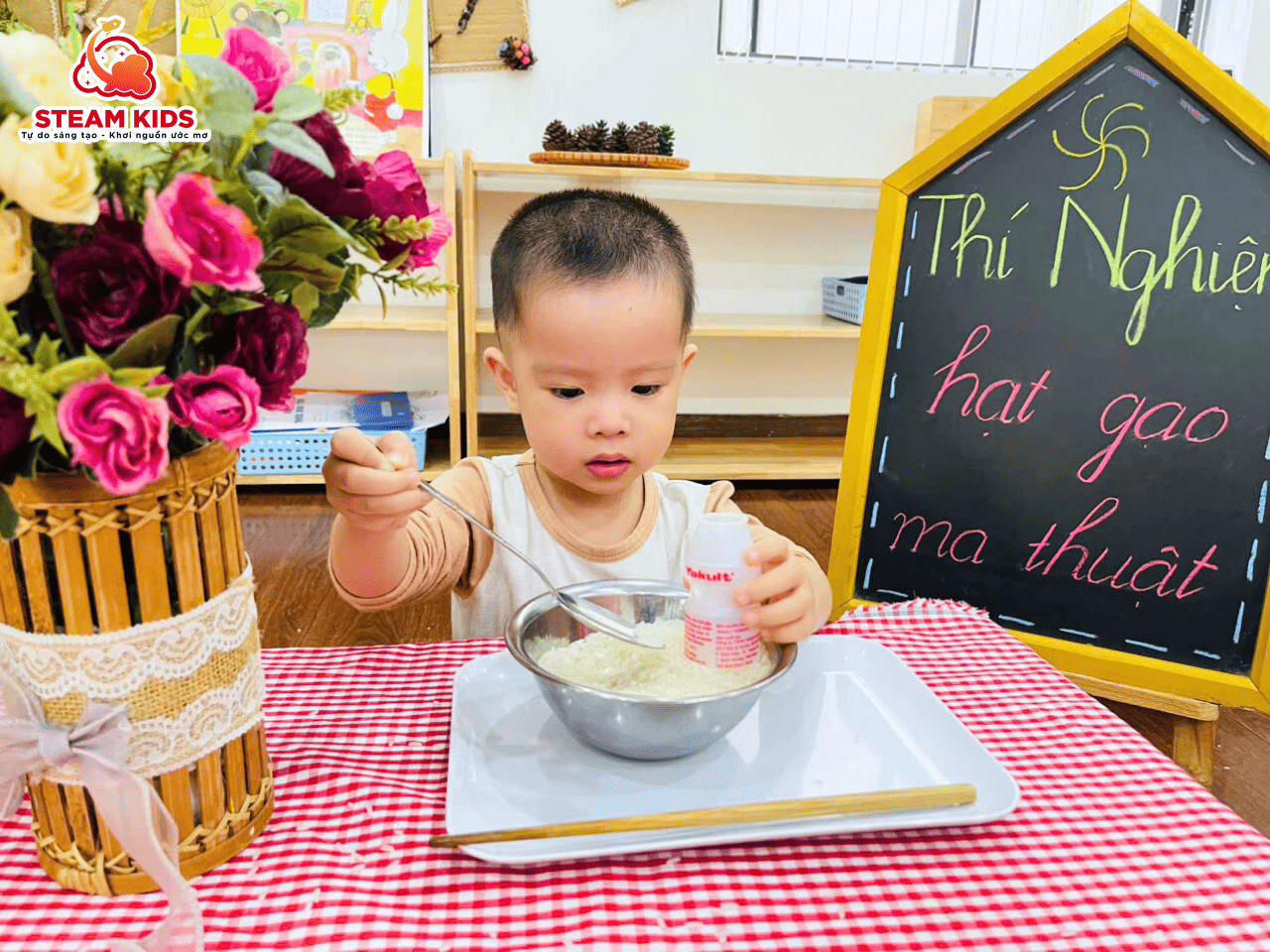 TIẾT THÍ NGHIỆM “HẠT GẠO MA THUẬT” TIẾT THÍ NGHIỆM “HẠT GẠO MA THUẬT” - Trường Mầm Non STEAM KIDS