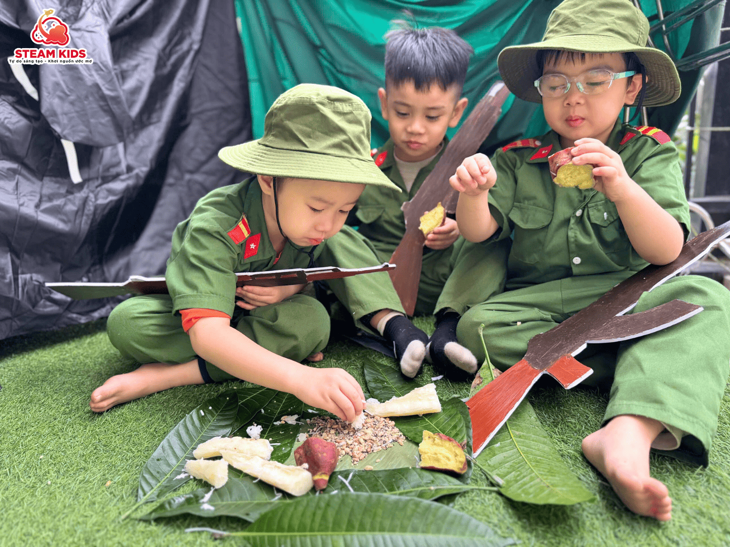 “BỮA CƠM CỦA CÁC CHÚ BỘ ĐỘI NHÍ” “BỮA CƠM CỦA CÁC CHÚ BỘ ĐỘI NHÍ” - Trường Mầm Non STEAM KIDS