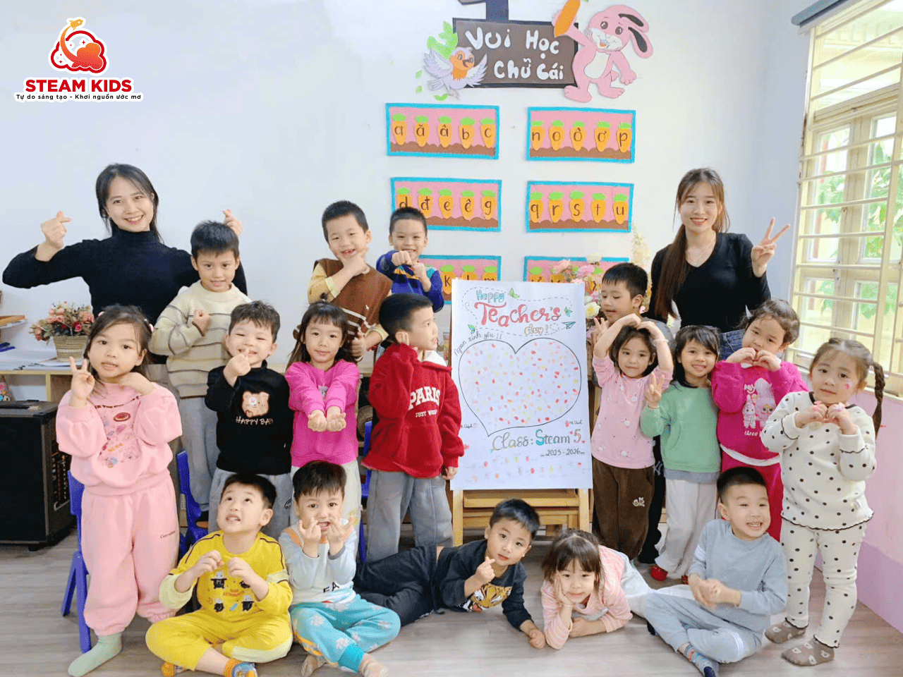 BỨC TRANH VÂN TAY – GẮN KẾT CÔ TRÒ LỚP STEAM 5 BỨC TRANH VÂN TAY – GẮN KẾT CÔ TRÒ LỚP STEAM 5 - Trường Mầm Non STEAM KIDS