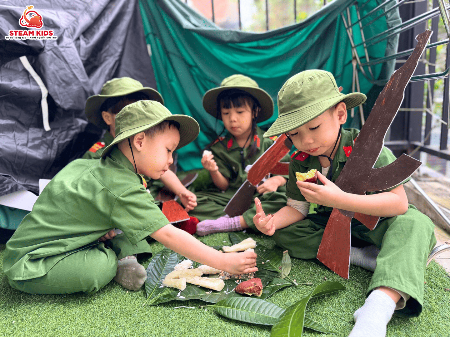 “BỮA CƠM CỦA CÁC CHÚ BỘ ĐỘI NHÍ” “BỮA CƠM CỦA CÁC CHÚ BỘ ĐỘI NHÍ” - Trường Mầm Non STEAM KIDS