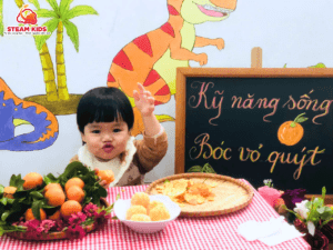 GIỜ HỌC KỸ NĂNG SỐNG – BÉ TẬP BÓC VỎ QUÝT - Trường Mầm Non STEAM KIDS