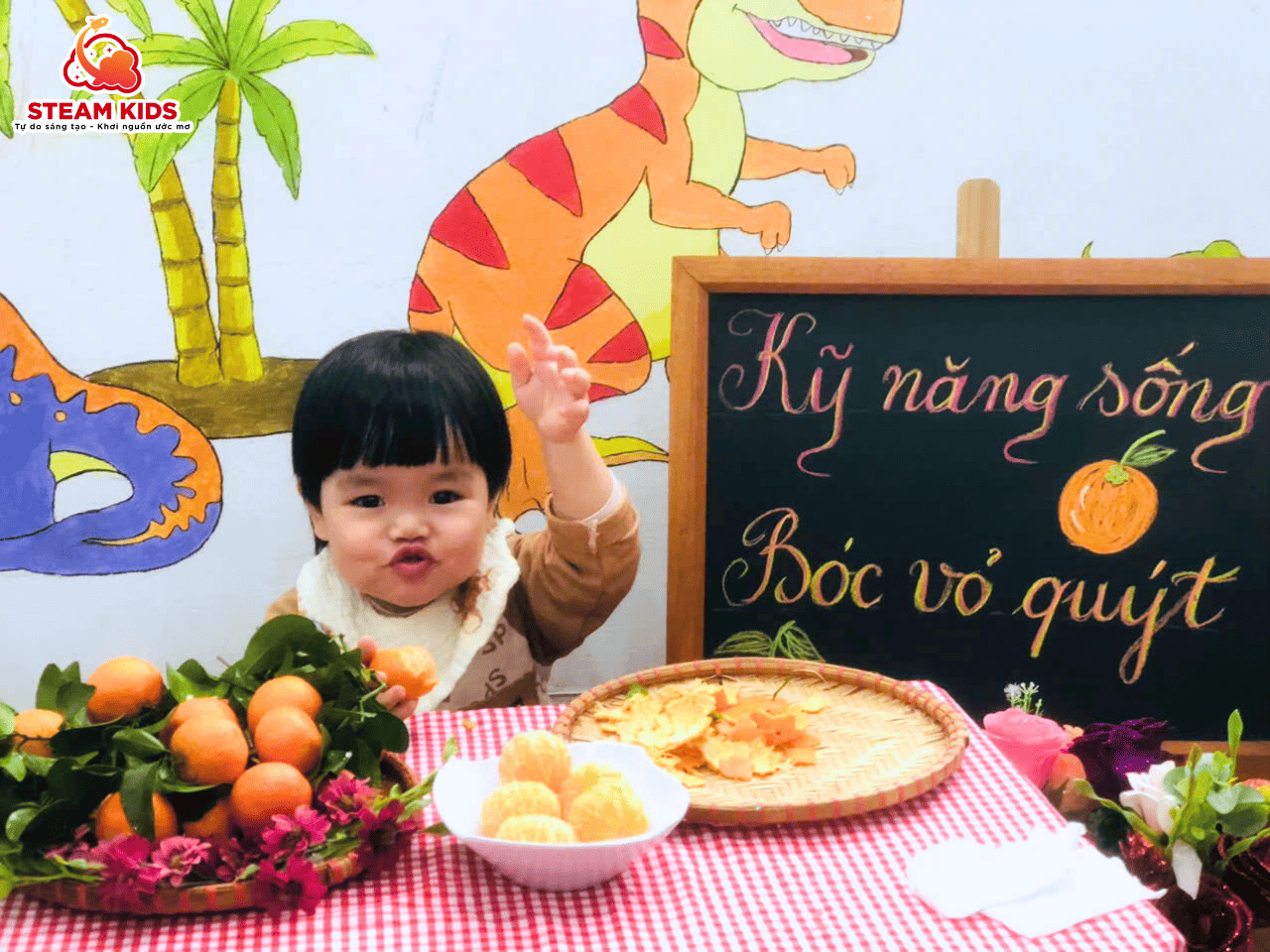 GIỜ HỌC KỸ NĂNG SỐNG – BÉ TẬP BÓC VỎ QUÝT - Trường Mầm Non STEAM KIDS