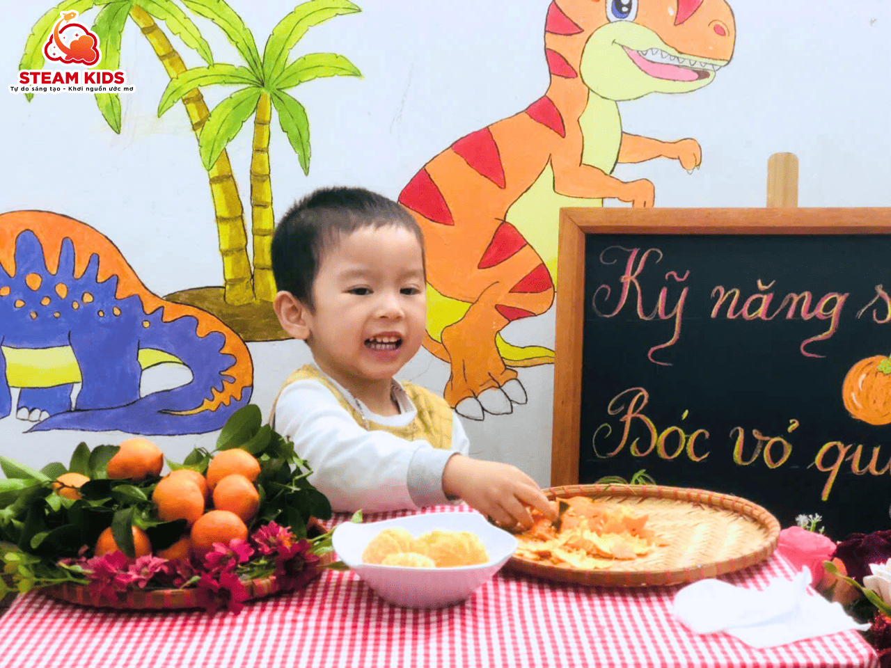 GIỜ HỌC KỸ NĂNG SỐNG – BÉ TẬP BÓC VỎ QUÝT GIỜ HỌC KỸ NĂNG SỐNG – BÉ TẬP BÓC VỎ QUÝT - Trường Mầm Non STEAM KIDS