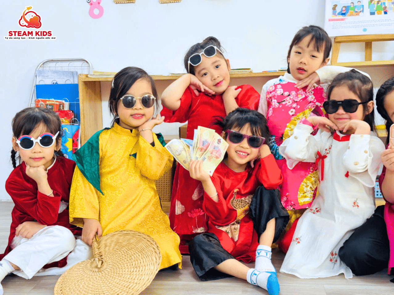 TRẢI NGHIỆM “XEM BÓI ĐẦU NĂM” CỦA LỚP STEAM 5 TRẢI NGHIỆM “XEM BÓI ĐẦU NĂM” CỦA LỚP STEAM 5 - Trường Mầm Non STEAM KIDS