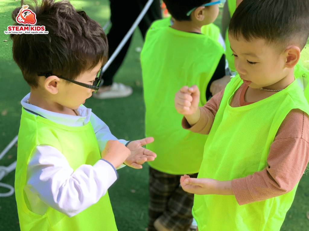 HOẠT ĐỘNG NGOÀI TRỜI – NIỀM VUI RỘN RÀNG CỦA CÁC BÉ LỚP STEAM 17 - Trường Mầm Non STEAM KIDS