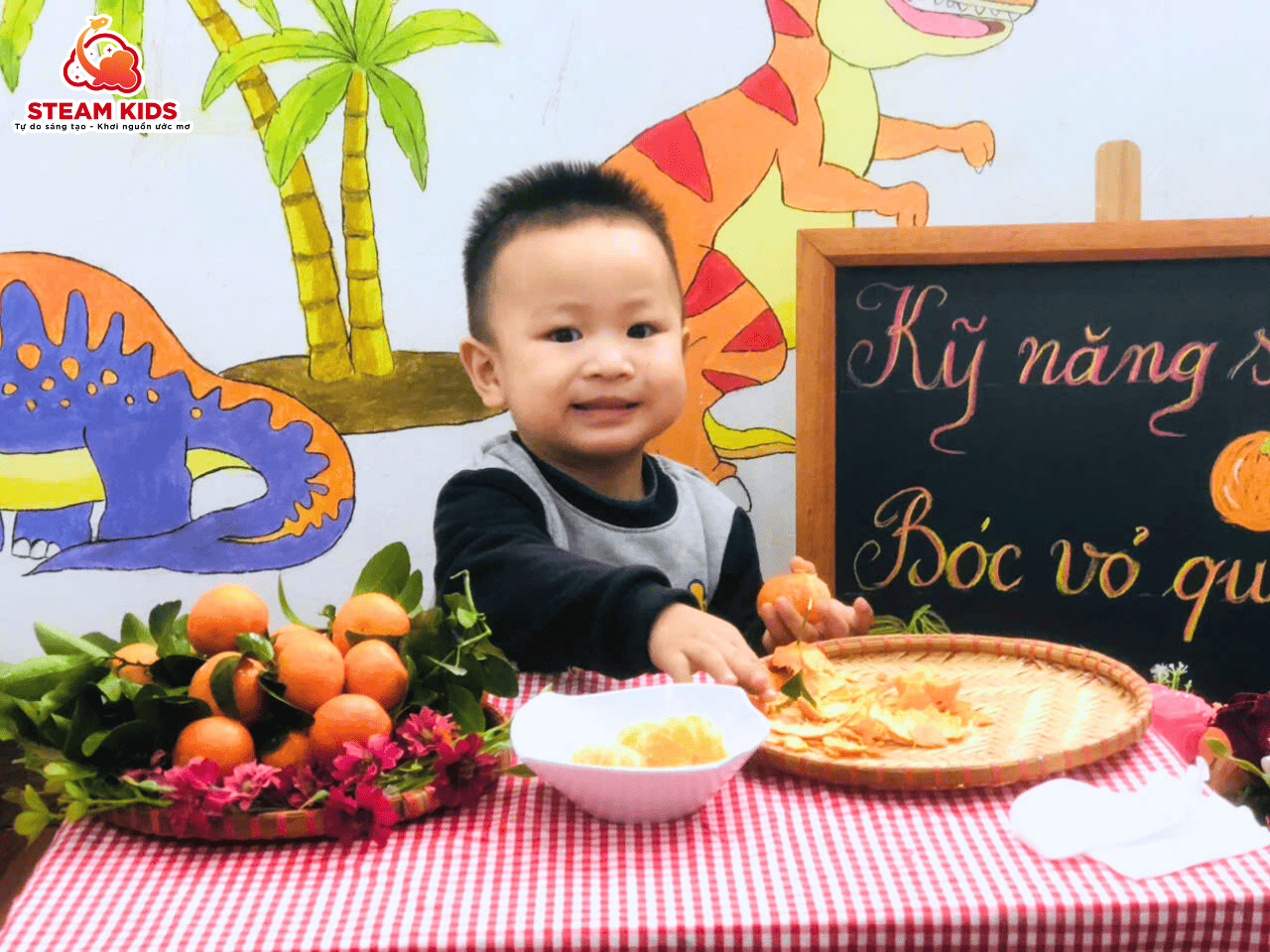 GIỜ HỌC KỸ NĂNG SỐNG – BÉ TẬP BÓC VỎ QUÝT GIỜ HỌC KỸ NĂNG SỐNG – BÉ TẬP BÓC VỎ QUÝT - Trường Mầm Non STEAM KIDS