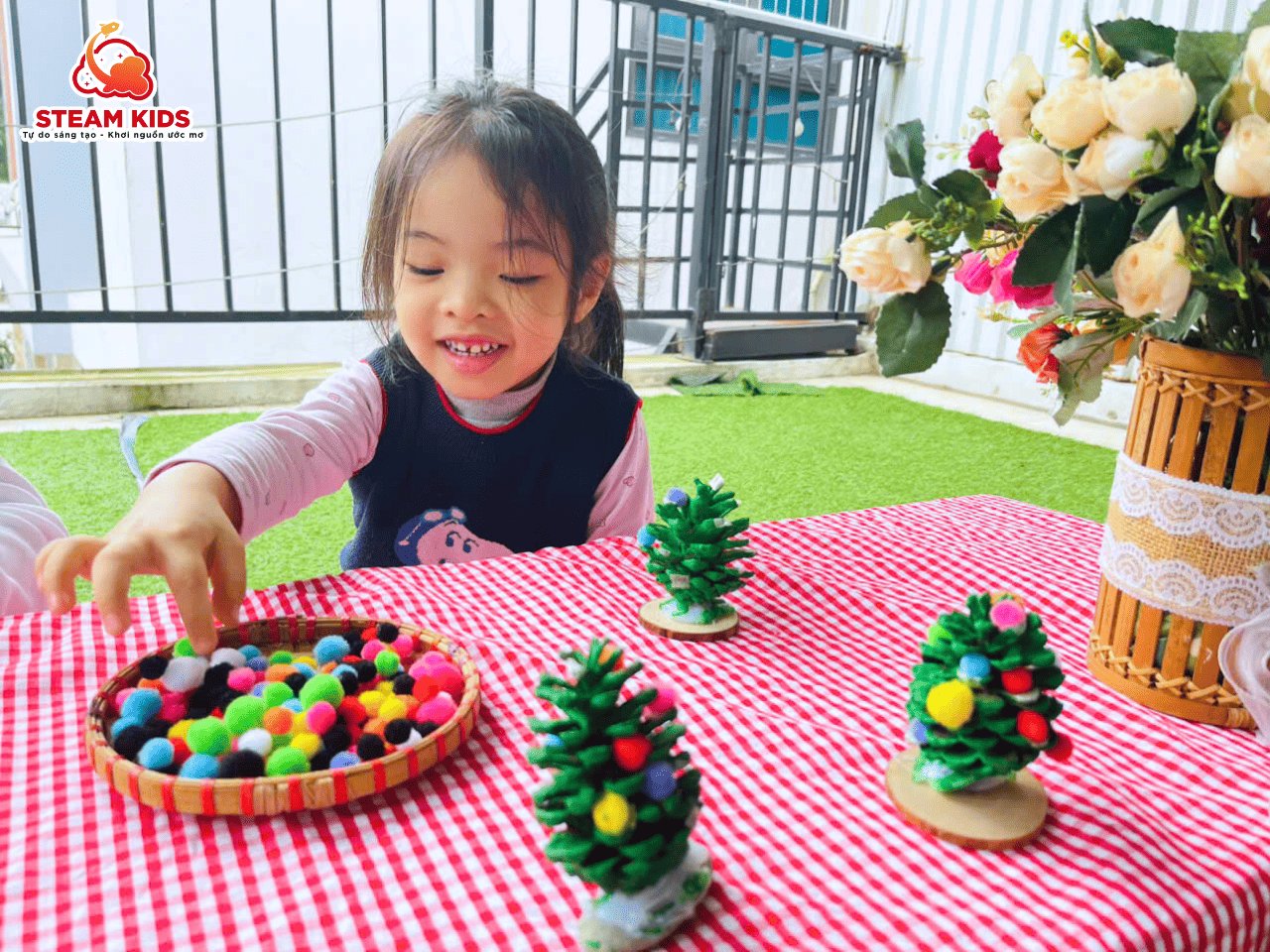 HOẠT ĐỘNG TRANG TRÍ CÂY THÔNG NOEL HOẠT ĐỘNG TRANG TRÍ CÂY THÔNG NOEL - Trường Mầm Non STEAM KIDS