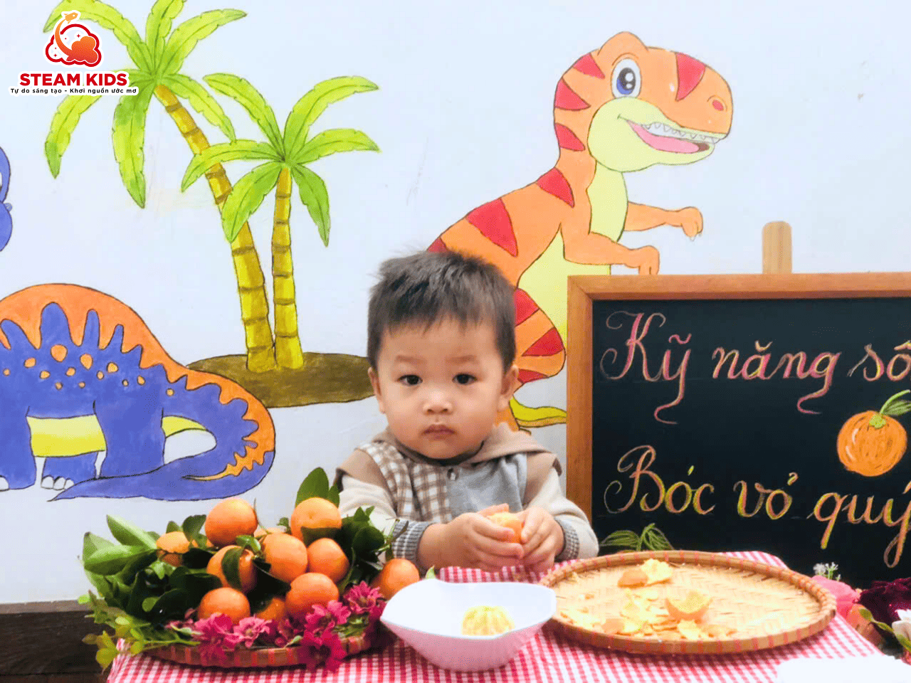 GIỜ HỌC KỸ NĂNG SỐNG – BÉ TẬP BÓC VỎ QUÝT GIỜ HỌC KỸ NĂNG SỐNG – BÉ TẬP BÓC VỎ QUÝT - Trường Mầm Non STEAM KIDS