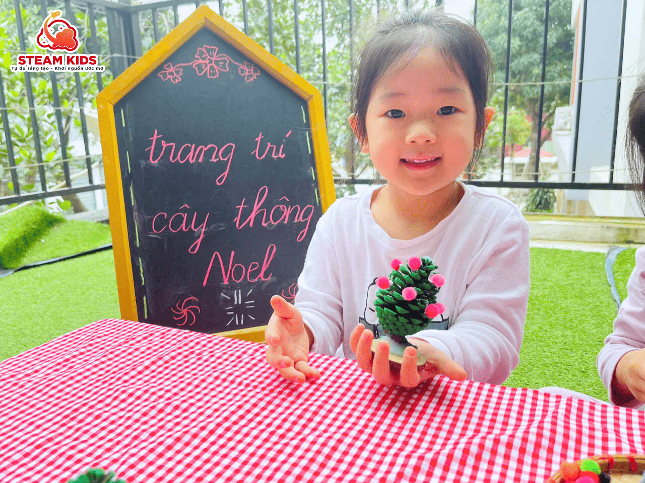 HOẠT ĐỘNG TRANG TRÍ CÂY THÔNG NOEL HOẠT ĐỘNG TRANG TRÍ CÂY THÔNG NOEL - Trường Mầm Non STEAM KIDS