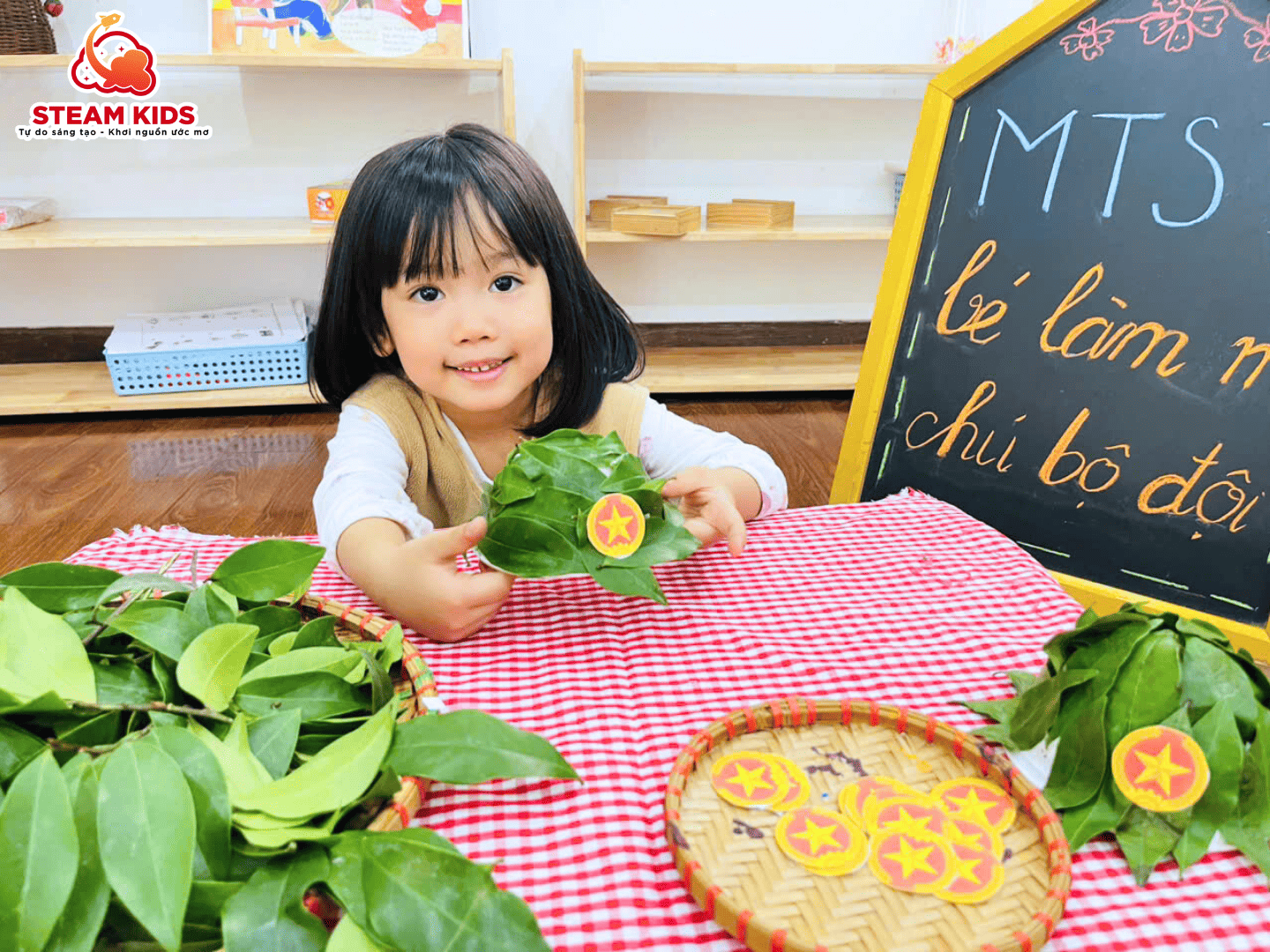 HOẠT ĐỘNG TRẢI NGHIỆM: LÀM MŨ CHÚ BỘ ĐỘI HOẠT ĐỘNG TRẢI NGHIỆM: LÀM MŨ CHÚ BỘ ĐỘI - Trường Mầm Non STEAM KIDS