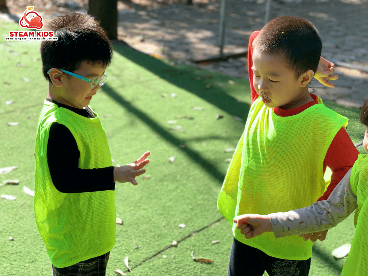 HOẠT ĐỘNG NGOÀI TRỜI – NIỀM VUI RỘN RÀNG CỦA CÁC BÉ LỚP STEAM 17 - Trường Mầm Non STEAM KIDS