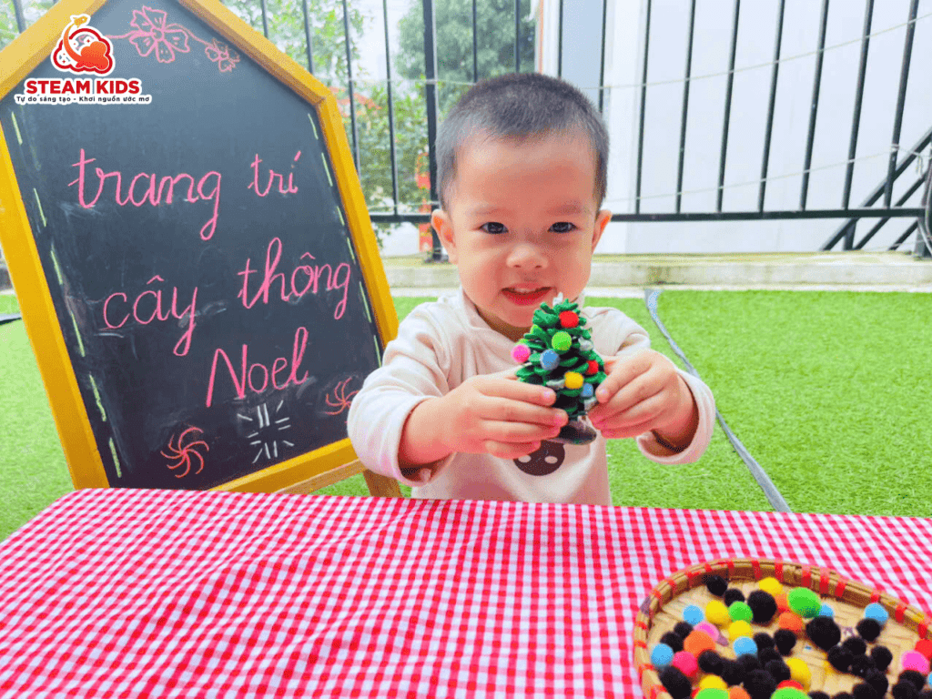 HOẠT ĐỘNG TRANG TRÍ CÂY THÔNG NOEL HOẠT ĐỘNG TRANG TRÍ CÂY THÔNG NOEL - Trường Mầm Non STEAM KIDS