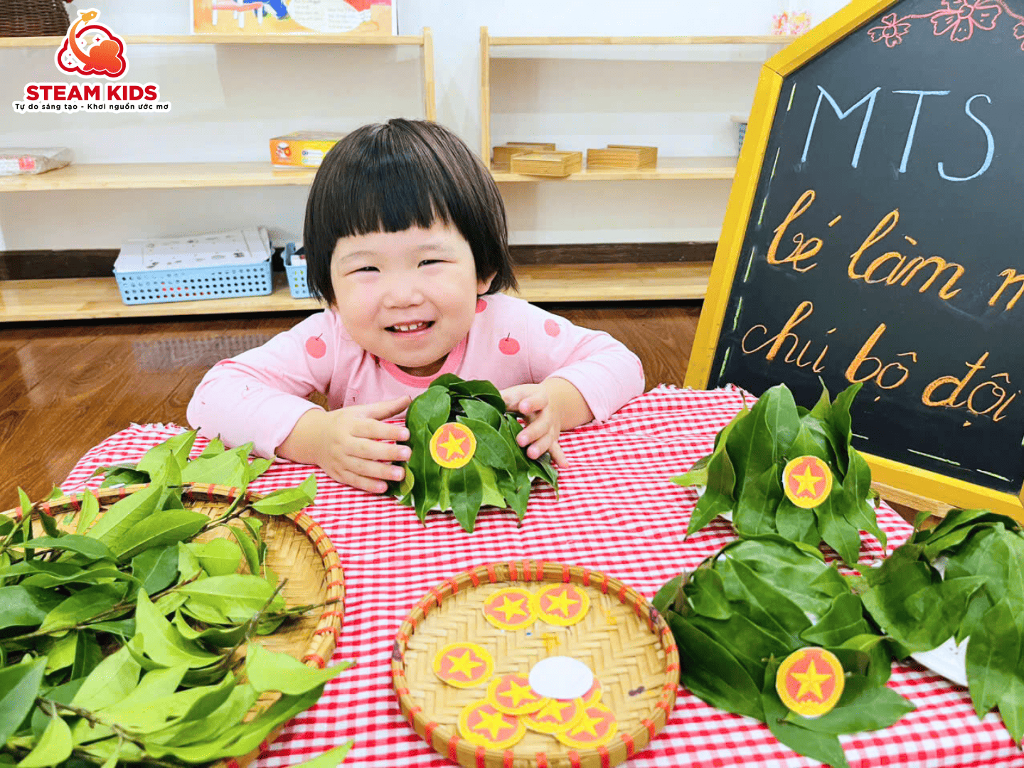 HOẠT ĐỘNG TRẢI NGHIỆM: LÀM MŨ CHÚ BỘ ĐỘI HOẠT ĐỘNG TRẢI NGHIỆM: LÀM MŨ CHÚ BỘ ĐỘI - Trường Mầm Non STEAM KIDS