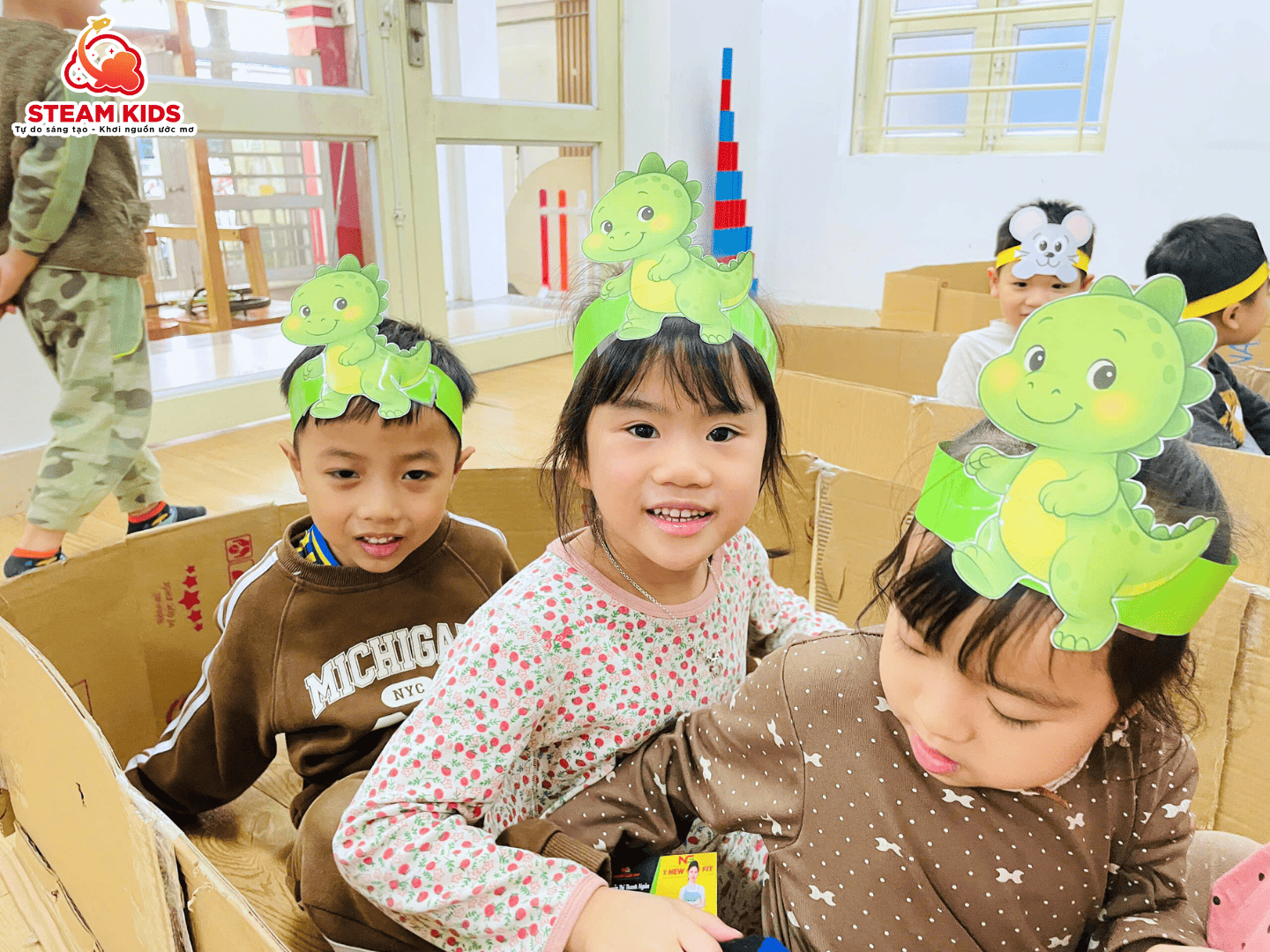 CUỘC ĐUA THUYỀN TRÊN CẠN SIÊU HẤP DẪN CỦA CÁC BẠN NHỎ LỚP STEAM 1 CUỘC ĐUA THUYỀN TRÊN CẠN SIÊU HẤP DẪN CỦA CÁC BẠN NHỎ LỚP STEAM 1 - Trường Mầm Non STEAM KIDS