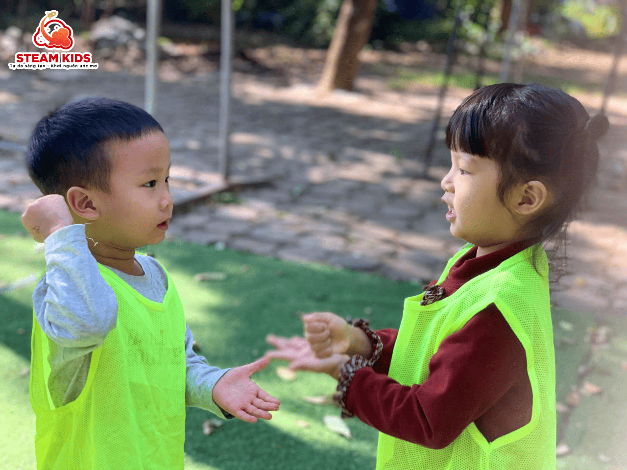 HOẠT ĐỘNG NGOÀI TRỜI – NIỀM VUI RỘN RÀNG CỦA CÁC BÉ LỚP STEAM 17 - Trường Mầm Non STEAM KIDS