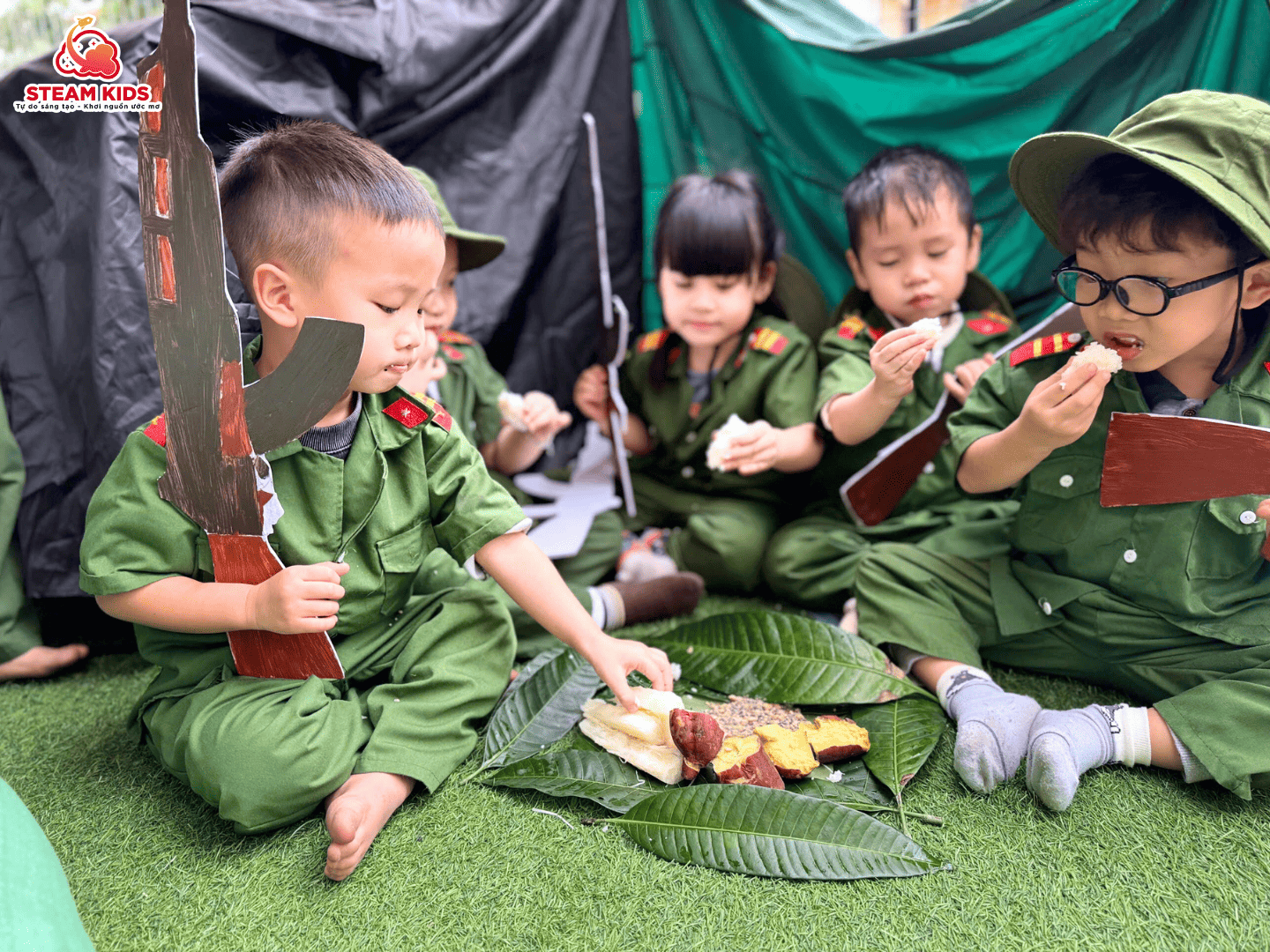 “BỮA CƠM CỦA CÁC CHÚ BỘ ĐỘI NHÍ” “BỮA CƠM CỦA CÁC CHÚ BỘ ĐỘI NHÍ” - Trường Mầm Non STEAM KIDS