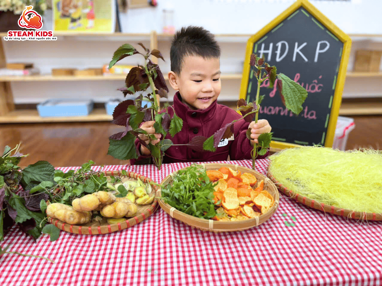 HOẠT ĐỘNG KHÁM PHÁ: “CÂY THUỐC QUANH TA” HOẠT ĐỘNG KHÁM PHÁ: “CÂY THUỐC QUANH TA” - Trường Mầm Non STEAM KIDS