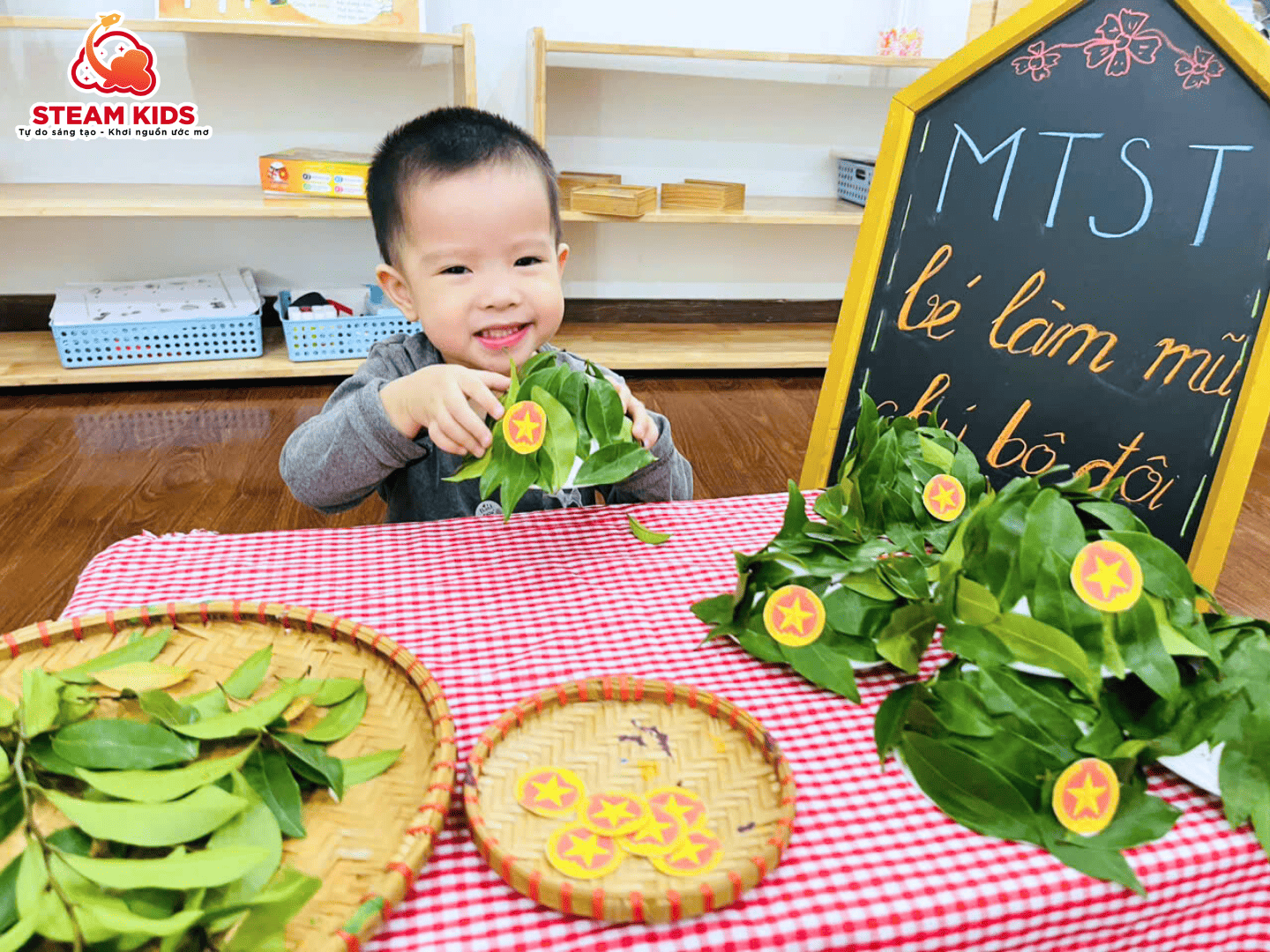 HOẠT ĐỘNG TRẢI NGHIỆM: LÀM MŨ CHÚ BỘ ĐỘI HOẠT ĐỘNG TRẢI NGHIỆM: LÀM MŨ CHÚ BỘ ĐỘI - Trường Mầm Non STEAM KIDS