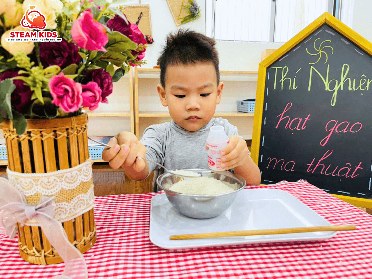 TIẾT THÍ NGHIỆM “HẠT GẠO MA THUẬT” TIẾT THÍ NGHIỆM “HẠT GẠO MA THUẬT” - Trường Mầm Non STEAM KIDS