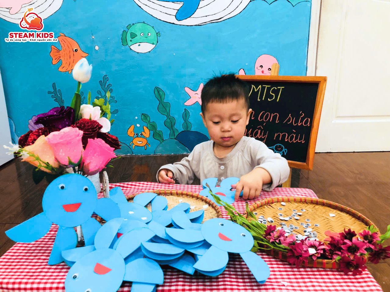 MỸ THUẬT SÁNG TẠO – BÉ LÀM CON SỨA BIỂN ĐÁNG YÊU MỸ THUẬT SÁNG TẠO – BÉ LÀM CON SỨA BIỂN ĐÁNG YÊU - Trường Mầm Non STEAM KIDS