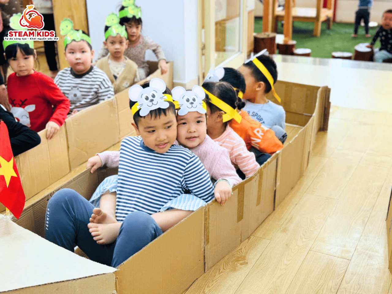 CUỘC THI “ĐUA THUYỀN TRÊN CẠN” – STEAM 5 KHỞI ĐỘNG HẾT CÔNG SUẤT! CUỘC THI “ĐUA THUYỀN TRÊN CẠN” – STEAM 5 KHỞI ĐỘNG HẾT CÔNG SUẤT! - Trường Mầm Non STEAM KIDS
