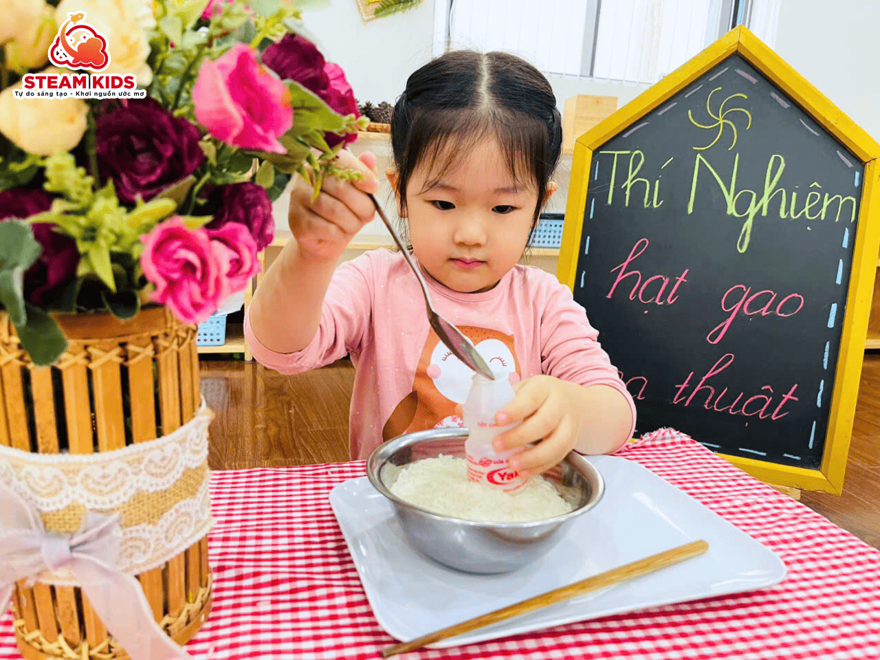 TIẾT THÍ NGHIỆM “HẠT GẠO MA THUẬT” TIẾT THÍ NGHIỆM “HẠT GẠO MA THUẬT” - Trường Mầm Non STEAM KIDS