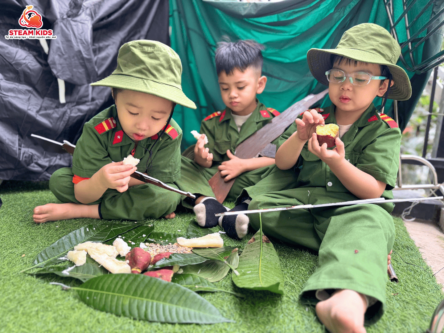“BỮA CƠM CỦA CÁC CHÚ BỘ ĐỘI NHÍ” “BỮA CƠM CỦA CÁC CHÚ BỘ ĐỘI NHÍ” - Trường Mầm Non STEAM KIDS